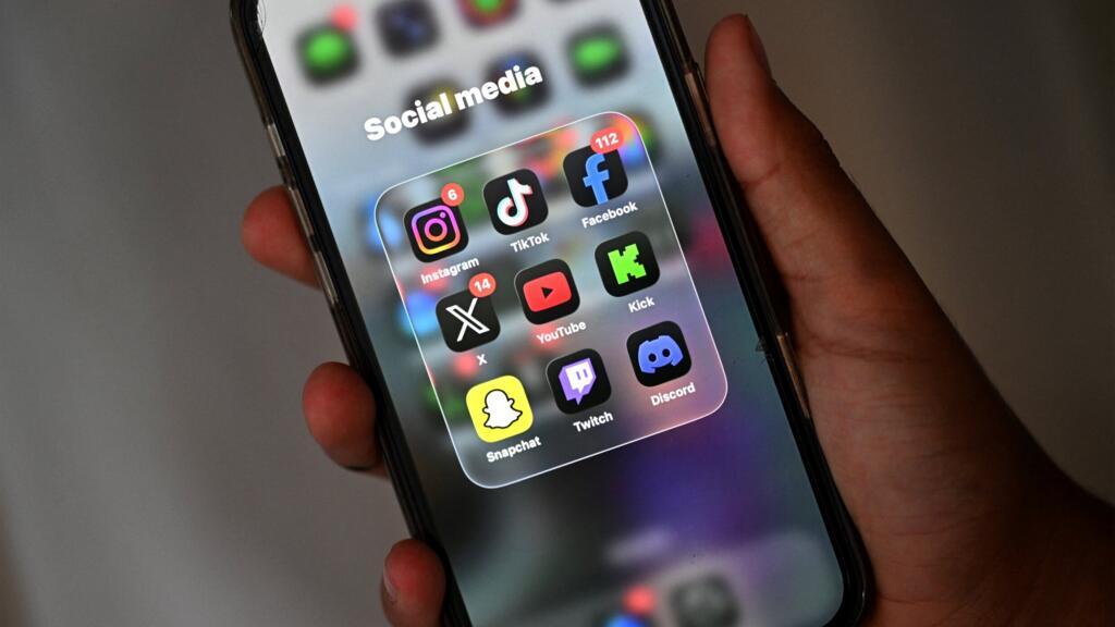 Le Royaume-Uni va interdire aux moins de 16 ans l'accès aux réseaux sociaux  - RFI