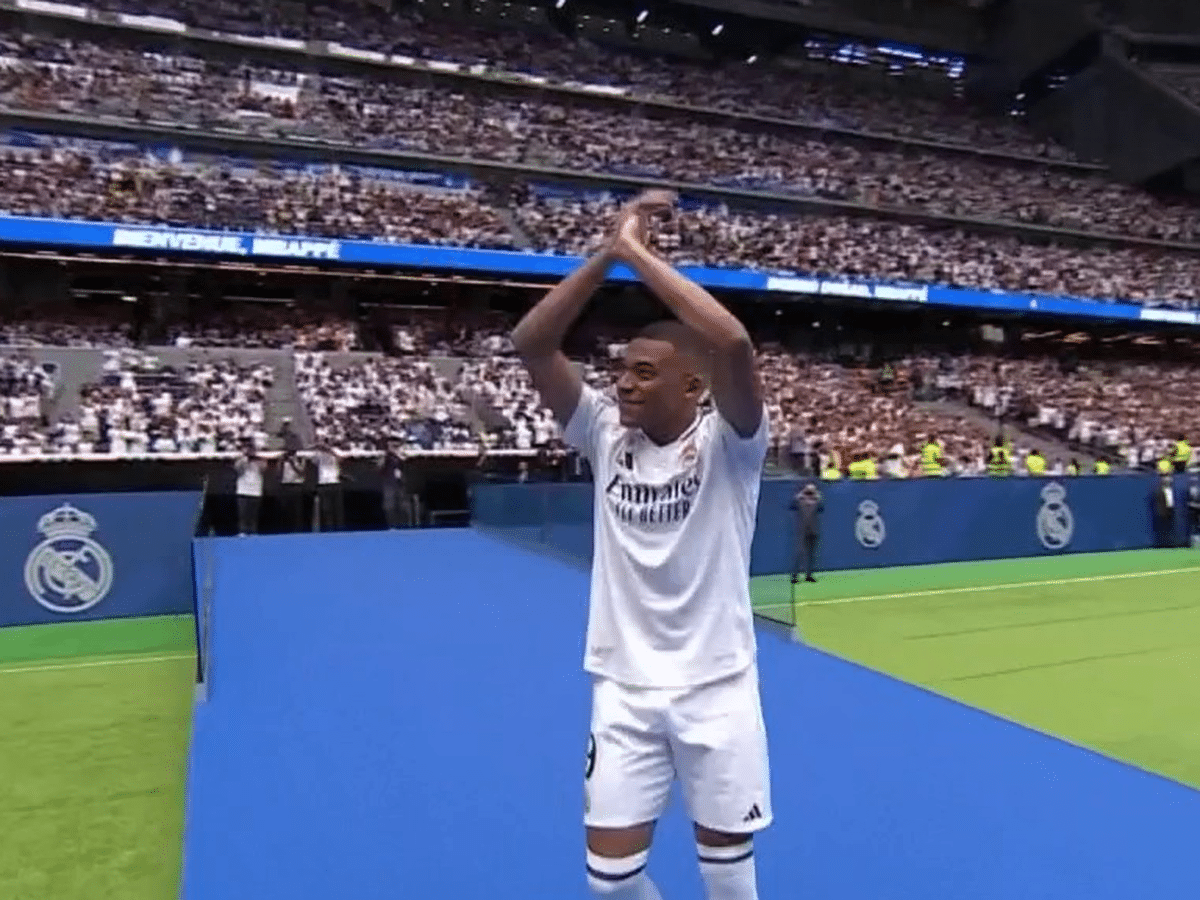 Real Madrid : Kylian Mbappé ovationné par les supporters lors de sa  présentation officielle – franceinfo