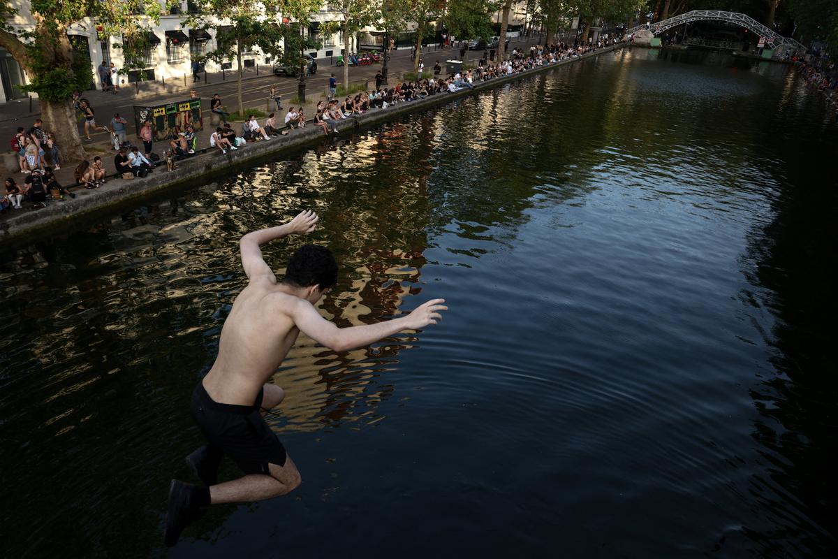 Vague de chaleur à Paris : la mairie autorise la baignade dans le canal  Saint-Martin dès mercredi