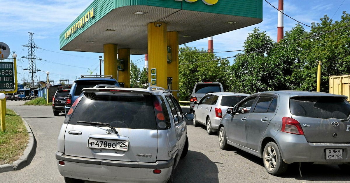 En Russie, les attaques stratégiques ukrainiennes provoquent une pénurie de  carburant
