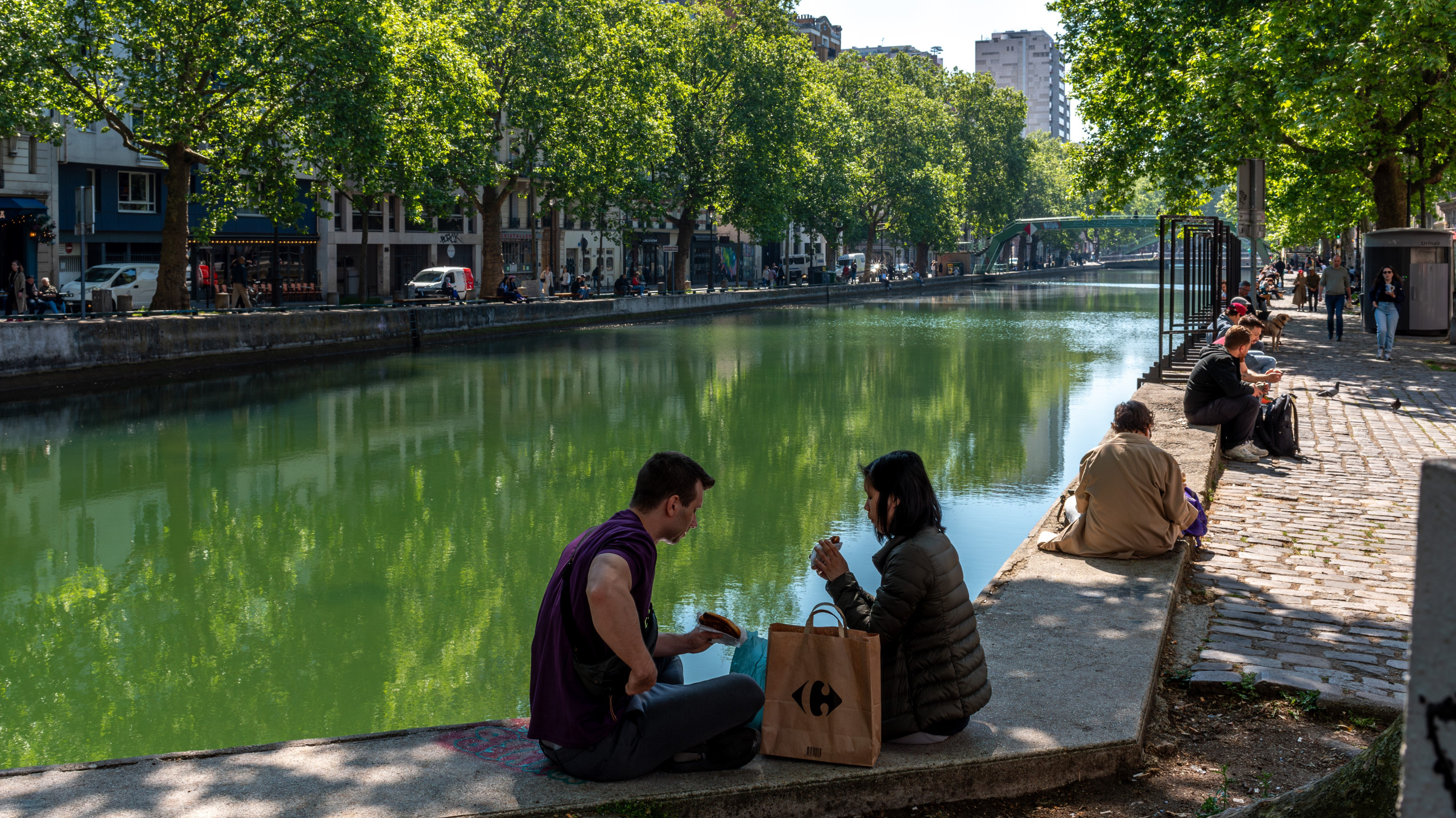 Canicule à Paris : la baignade autorisée dans le canal Saint-Martin -  Affiches Parisiennes
