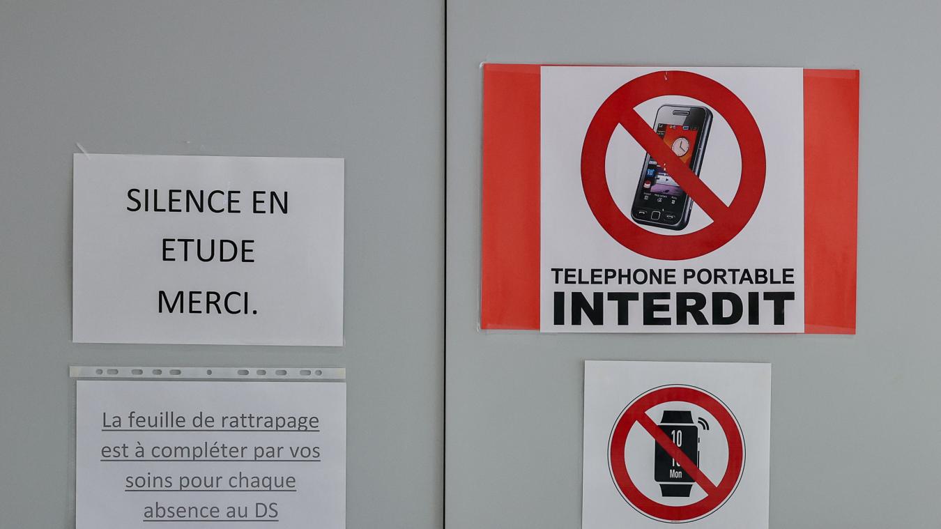 Téléphones portables au lycée : interdits en cours mais pas forcément dans  la cour, ce qu'ont voté les députés - La Voix du Nord