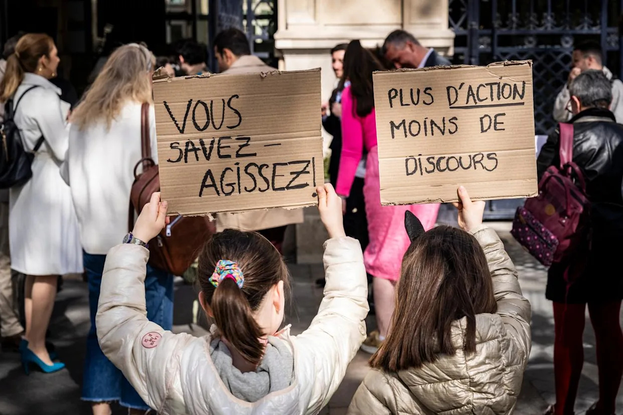 Une gifle pour les familles » : la relaxe d'un animateur périscolaire à  Paris provoque la colère des parents - Yahoo Actualités France