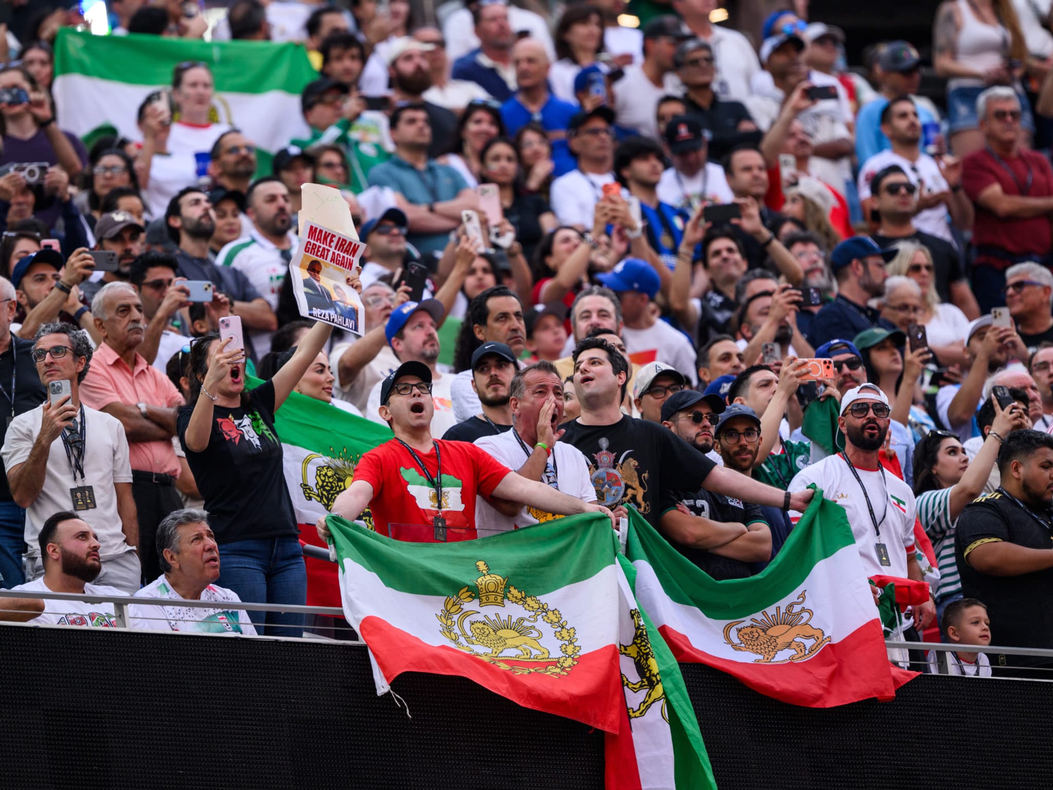 Coupe du monde 2026: drapeaux pré-révolution, hymne sifflé,  rassemblements... le match entre l'Iran et la Nouvelle-Zélande entouré de  contestations politiques
