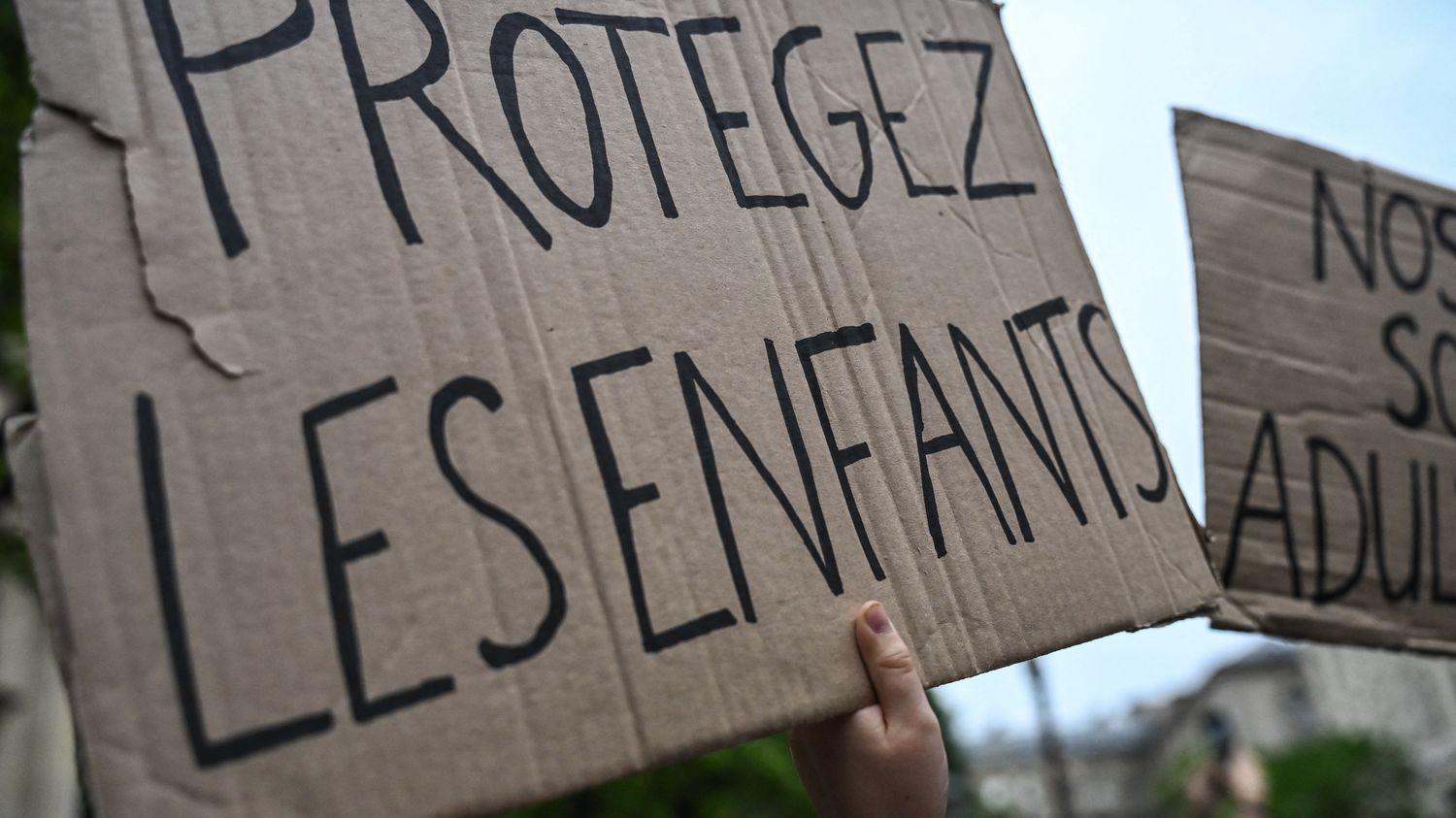 TEMOIGNAGE. "Des caresses sur les fesses et des guilis" : le père d'une  fille de 12 ans, qui a porté plainte contre Jérôme Barella, attend des  explications – franceinfo