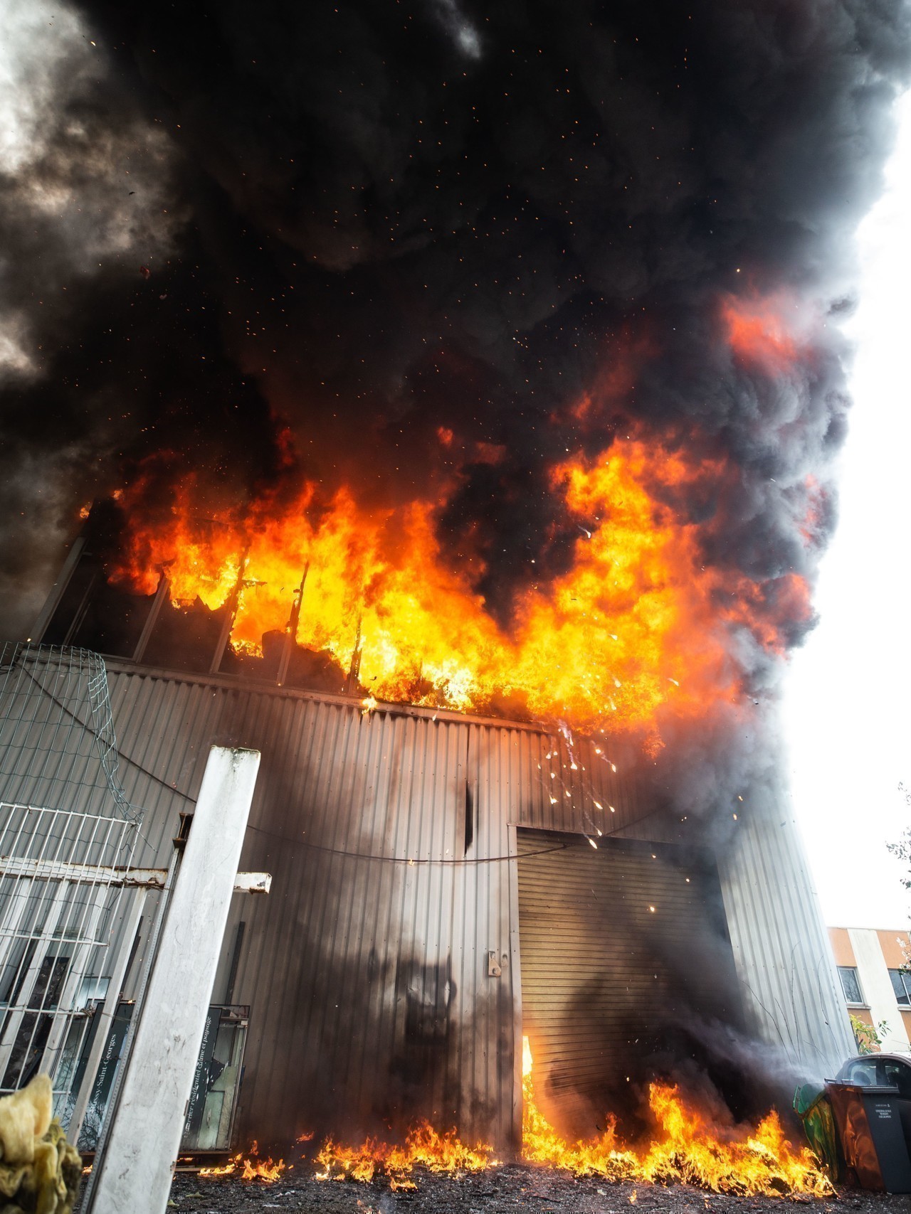 PHOTOS. Violent incendie de Bobigny : le feu éteint par les pompiers, des  dégâts importants