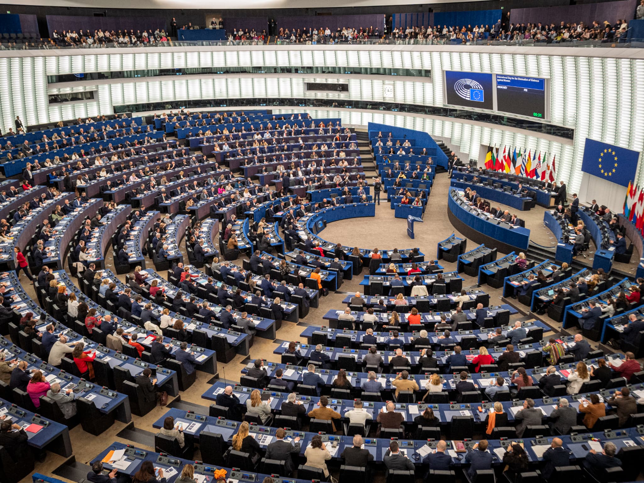 Un net durcissement de la politique migratoire de l'UE: le Parlement  européen approuve la création de "hubs de retour"