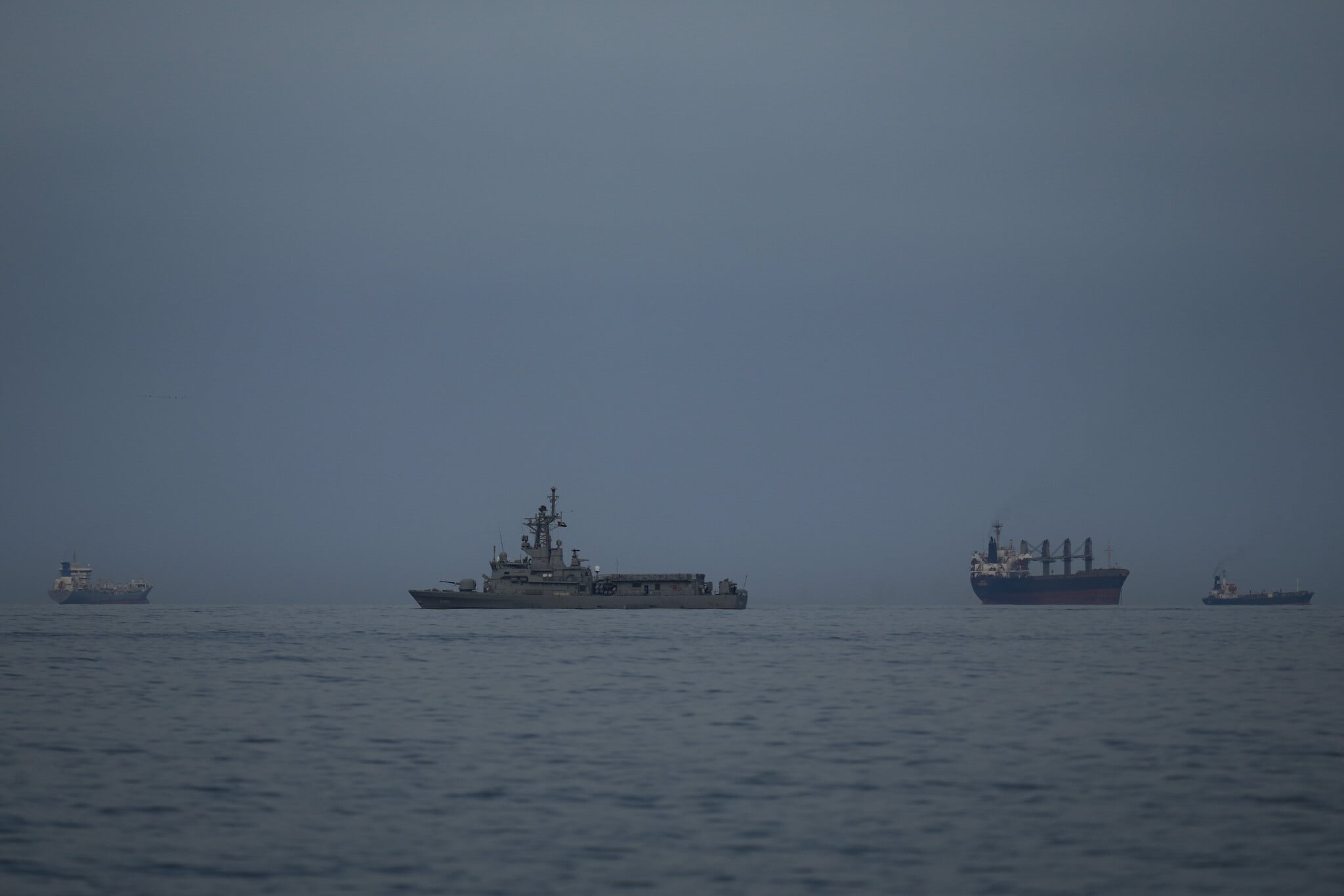 Le trafic maritime dans le détroit d'Ormuz reste pratiquement à l'arrêt  malgré la trêve avec l'Iran - données - The Times of Israël