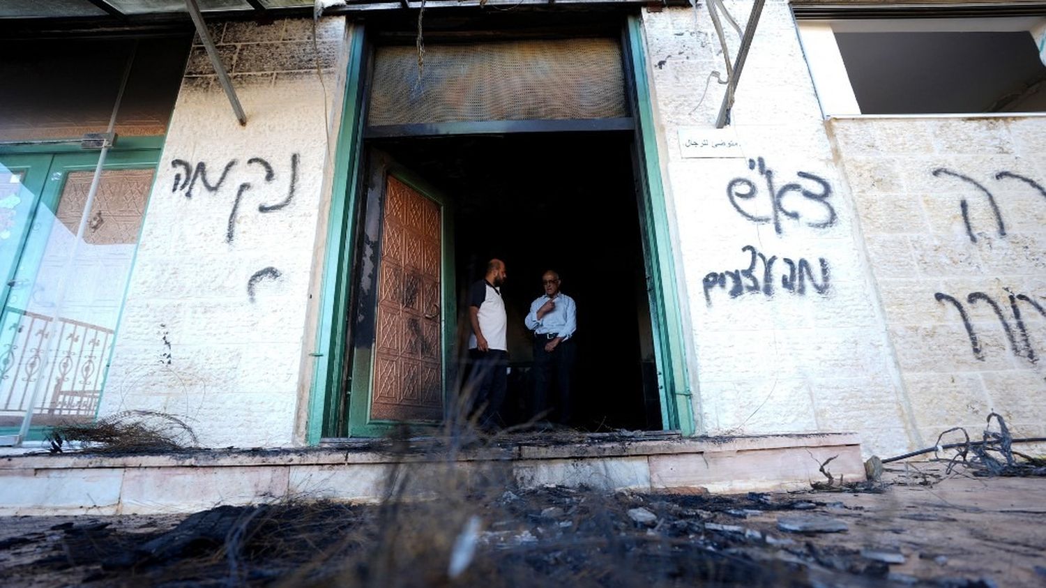 Des colons israéliens incendient deux mosquées en Cisjordanie occupée –  franceinfo