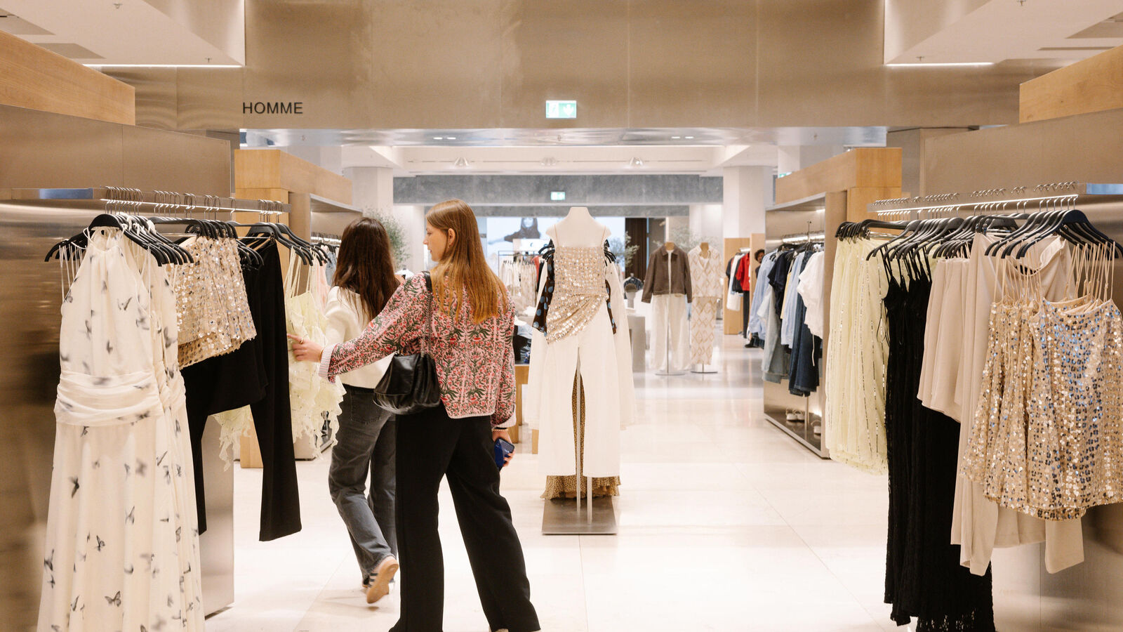 Chaque Français a acheté 42 pièces de vêtements neufs en 2024, un record -  Le Parisien