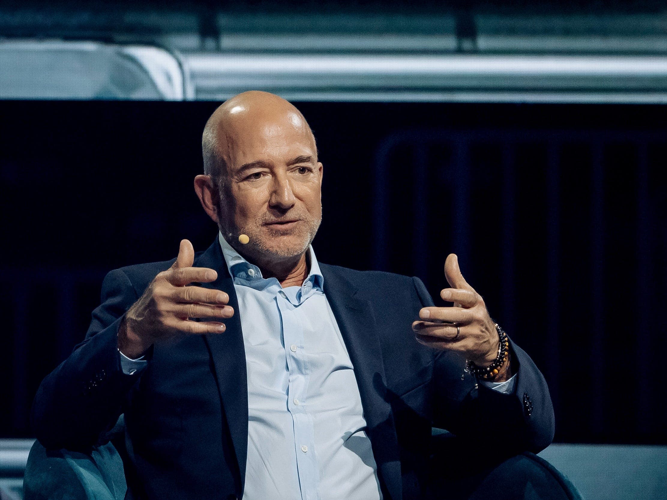 Jeff Bezos déclare que l'IA est comme un couteau pouvant être utilisé pour  le bien ou le mal, et que la solution n'est pas 'plus de centres de  données' | Brief IA