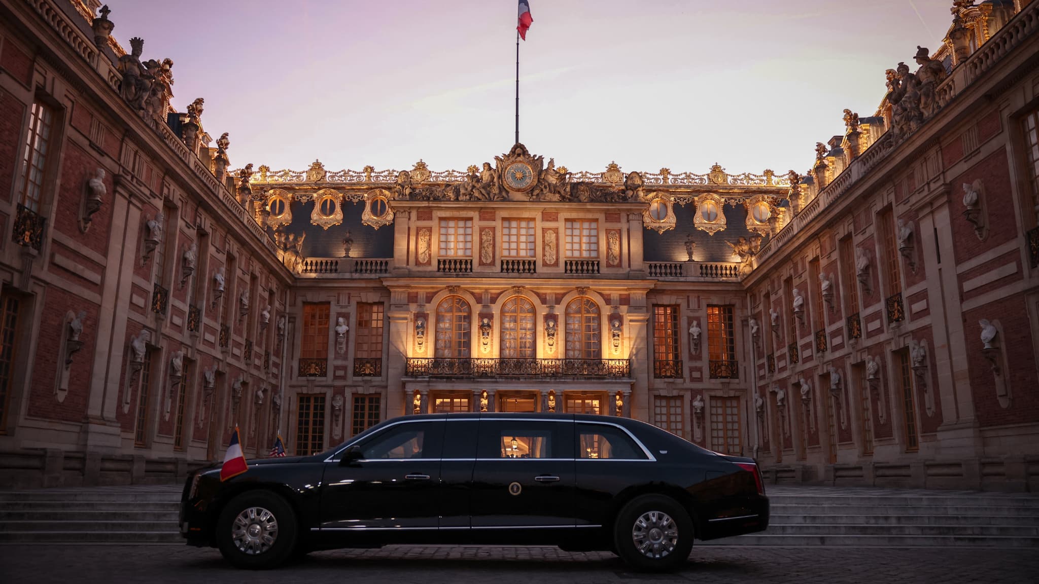 Donald Trump à Versailles: les images de la visite du président américain  durant laquelle il a signé l'accord de paix avec l'Iran