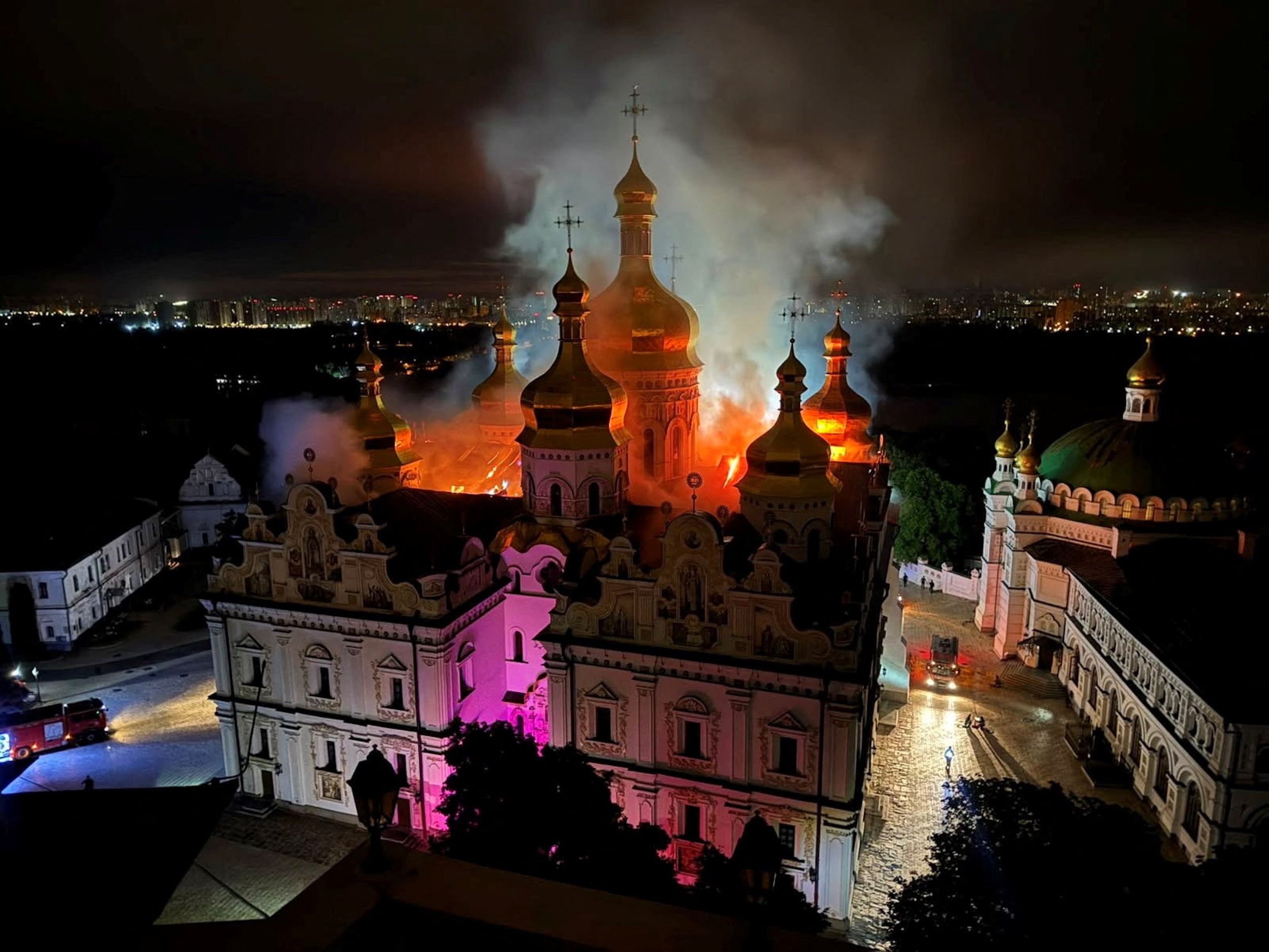 Un crime contre l'humanité » : à Kiev, les flammes dévorent la cathédrale  de la Laure des Grottes après une attaque russe