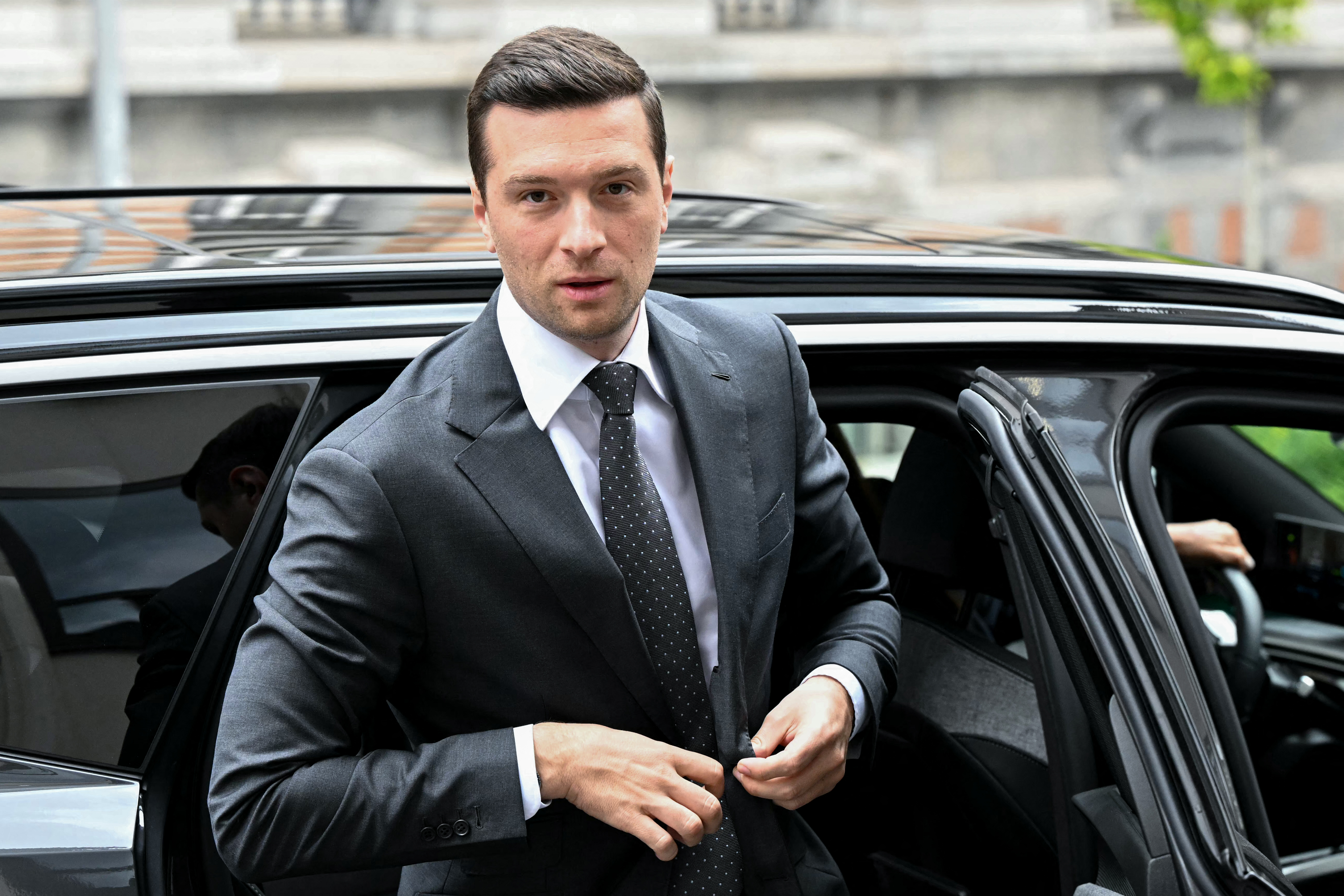 Sur l'international, Jordan Bardella imprime une ligne mouvante au RN –  Libération