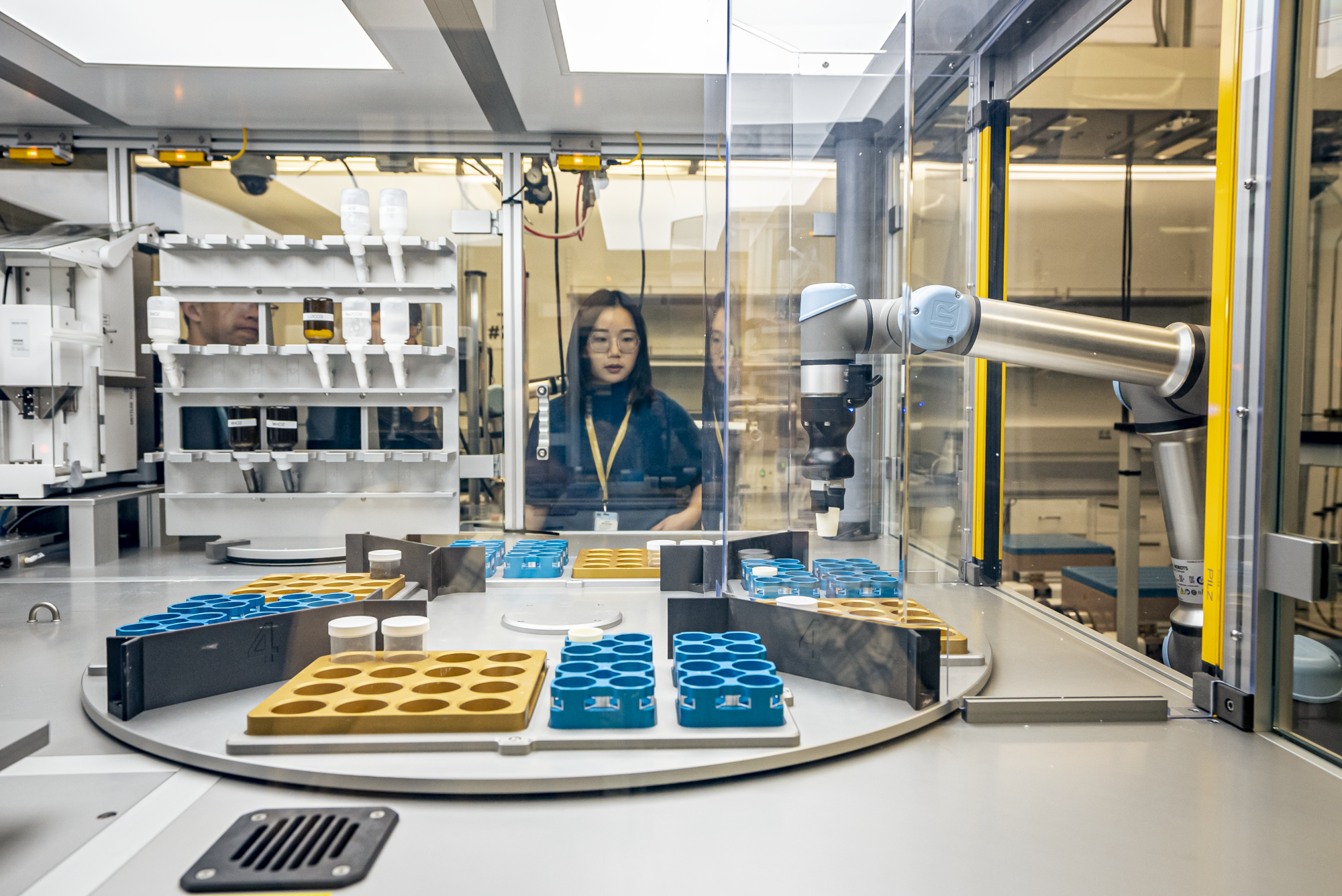 Robot arms and AI will operate this new lab | Popular Science
