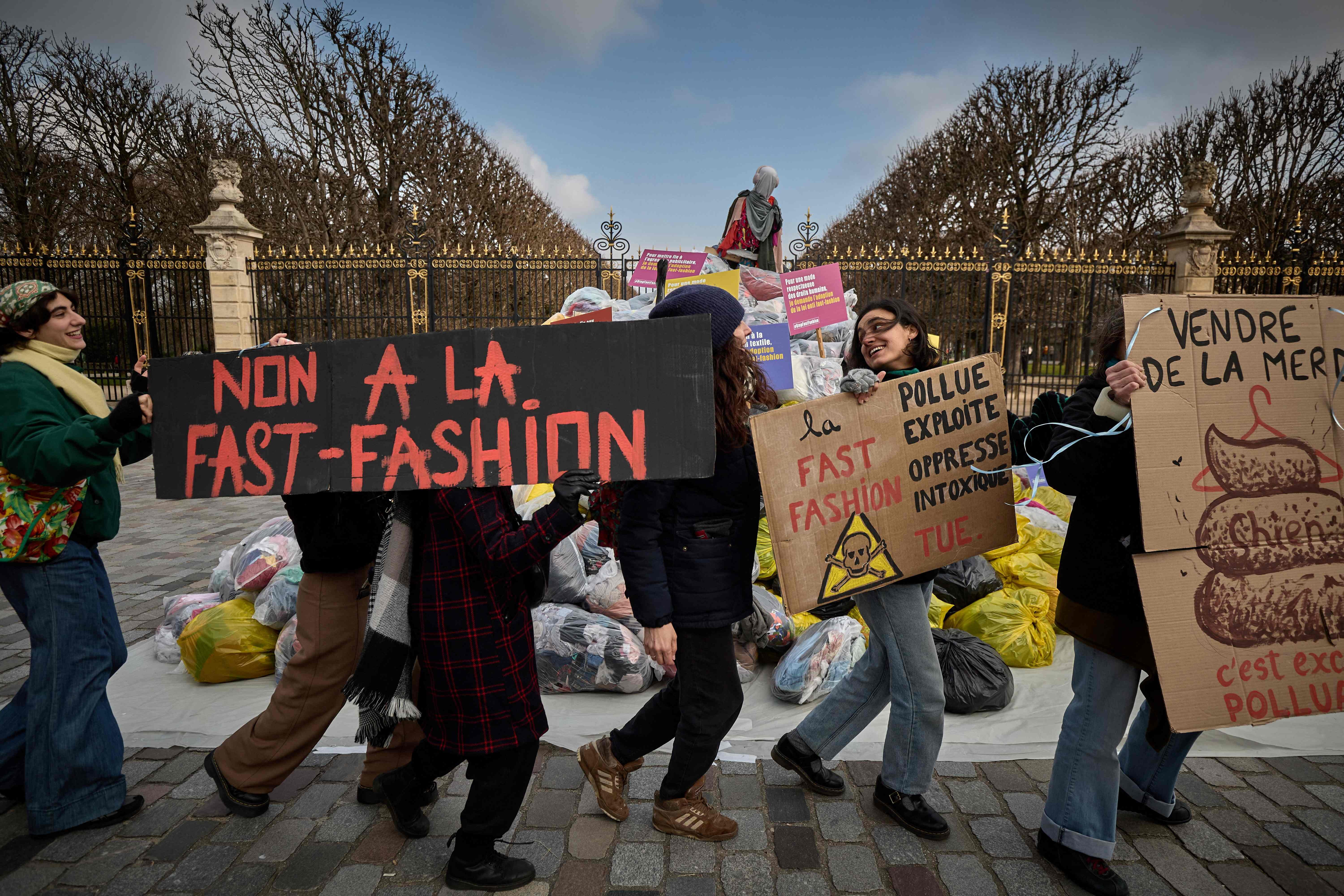 Loi anti-fast-fashion : 10 tonnes de vêtements déversés devant le Sénat pour  appeler les parlementaires à la voter – Libération