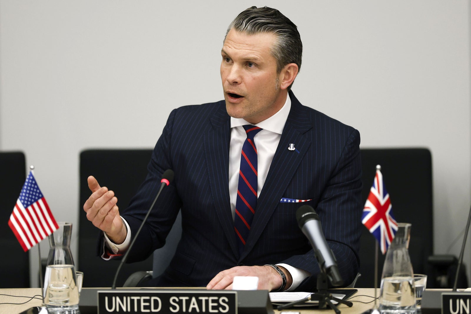 Le secrétaire américain à la Défense, Pete Hegseth, trace les lignes rouges  de Trump sur l'Ukraine et l'OTAN | Le Devoir