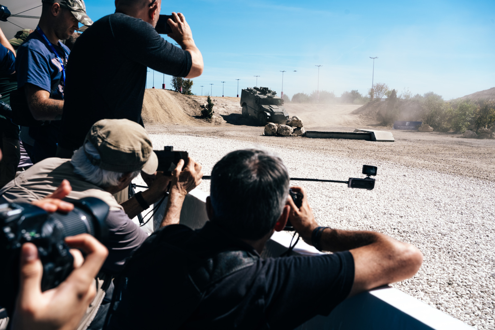 Un journaliste de Politis empêché d'accéder au salon de l'armement  Eurosatory - POLITIS