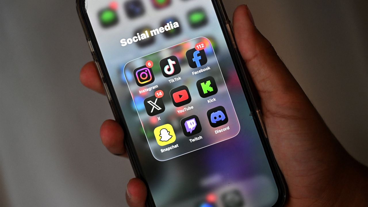 Réseaux sociaux interdits aux adolescents : trois mois après, quel bilan en  Australie ? | TF1 Info