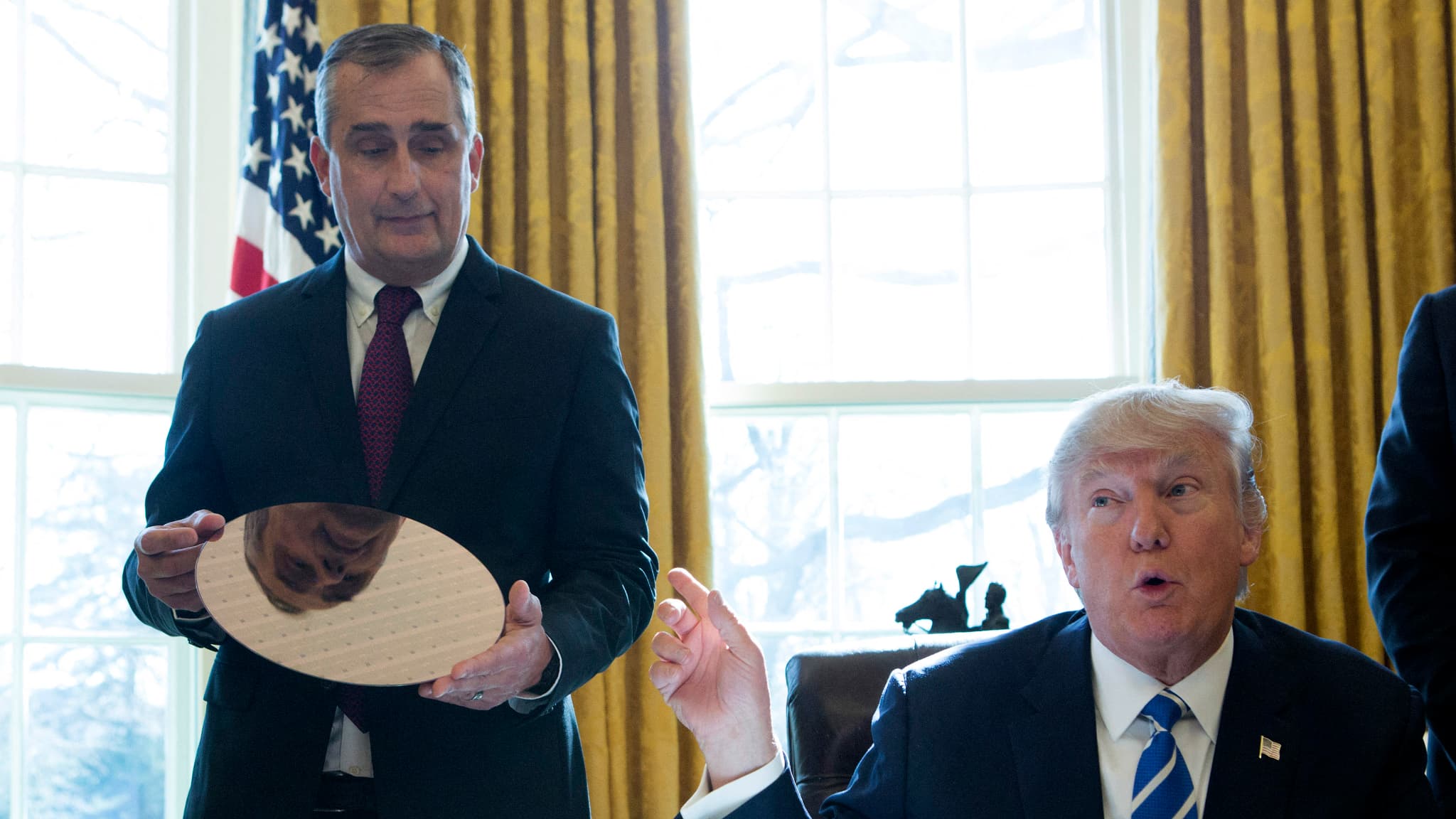 Des présidents incompétents ont laissé Taïwan s'emparer de nos usines":  Trump dit avoir sauvé Intel et annonce un projet d'usine avec Apple (l'action  du fabricant de puces bondit de 11%)