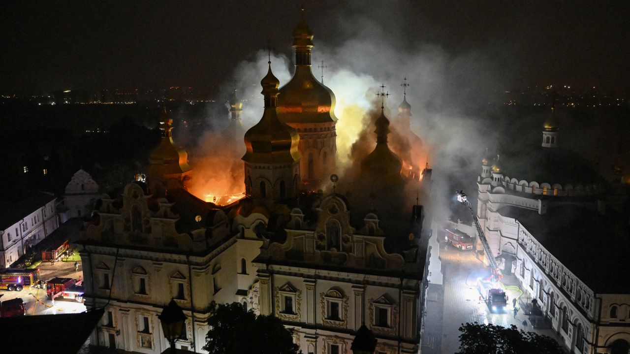 Ukraine : une "frappe massive" de la Russie fait au moins onze morts à Kiev,  une cathédrale classée à l'Unesco en feu