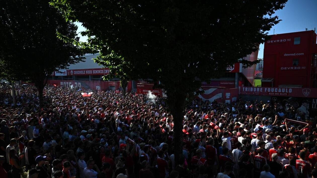 Kenavo le King »… Des milliers de Brestois rassemblés à Francis-Le-Blé pour rendre  hommage à Éric Roy