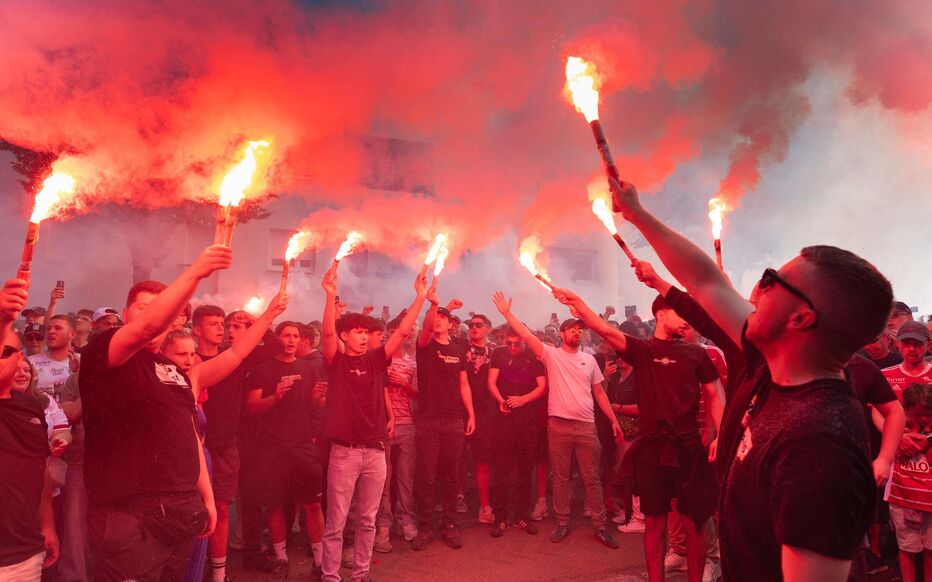Fumigènes, larmes, chants… Plus de 2 500 Brestois rendent hommage à leur  entraîneur Éric Roy - Le Parisien