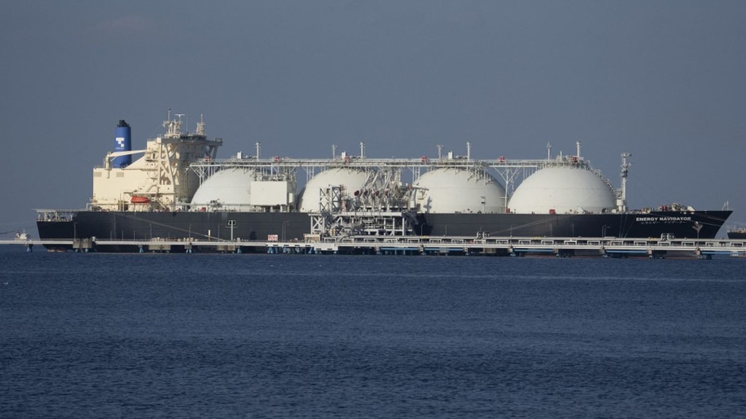 Un méthanier chargé de gaz naturel liquéfié franchit le détroit d'Ormuz,  une première depuis le début du conflit au Moyen-Orient – franceinfo