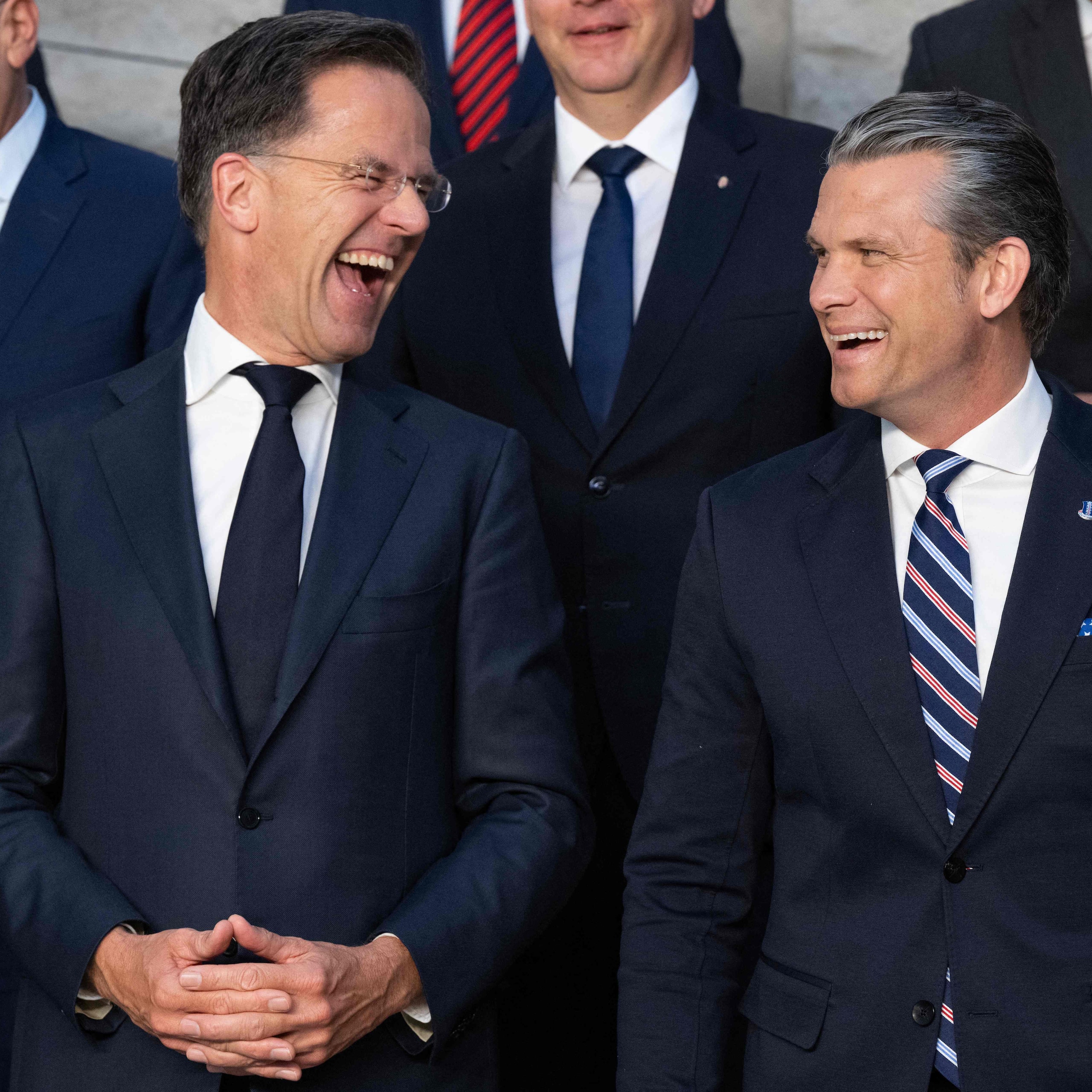 Hegseth annonce un réexamen de la présence militaire américaine en Europe |  JDM | QUB info