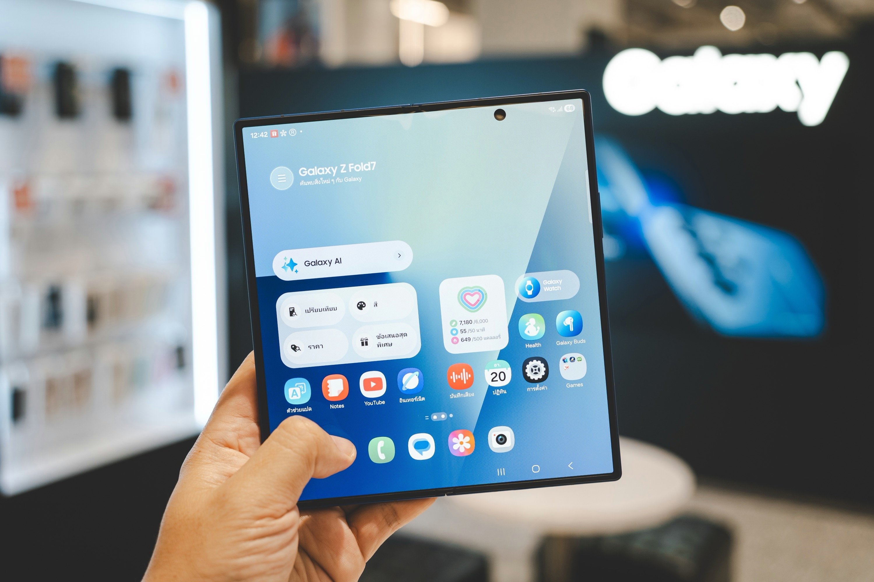 Samsung Galaxy Z Fold 8, 8 Ultra & Flip 8 : les protections d'écrans en  fuite nous montrent les formats de ces smartphones