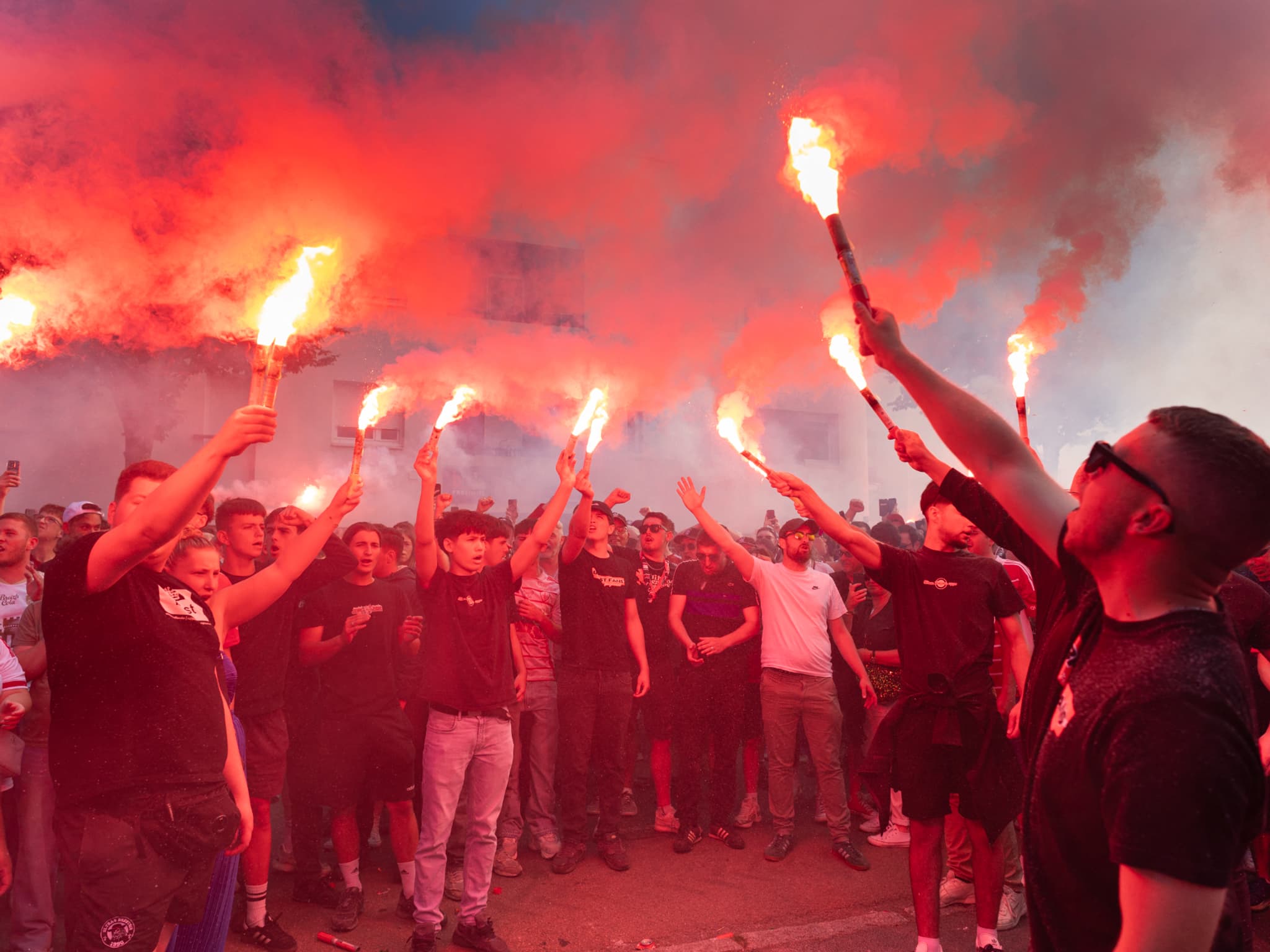 Le magnifique hommage de milliers de supporters brestois pour Éric Roy, au  lendemain de sa mort à 58 ans