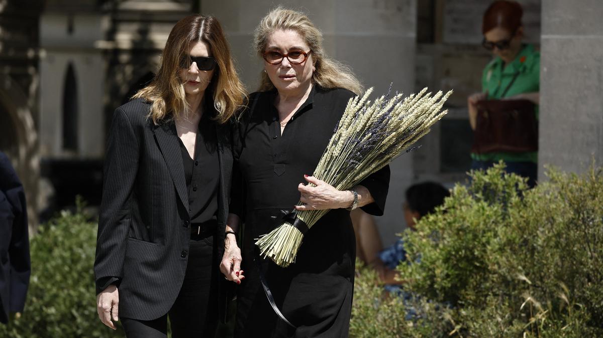 Obsèques de Marjane Satrapi au Père-Lachaise : éprouvés, ses parents  soutenus par Catherine Deneuve et Chiara Mastroianni