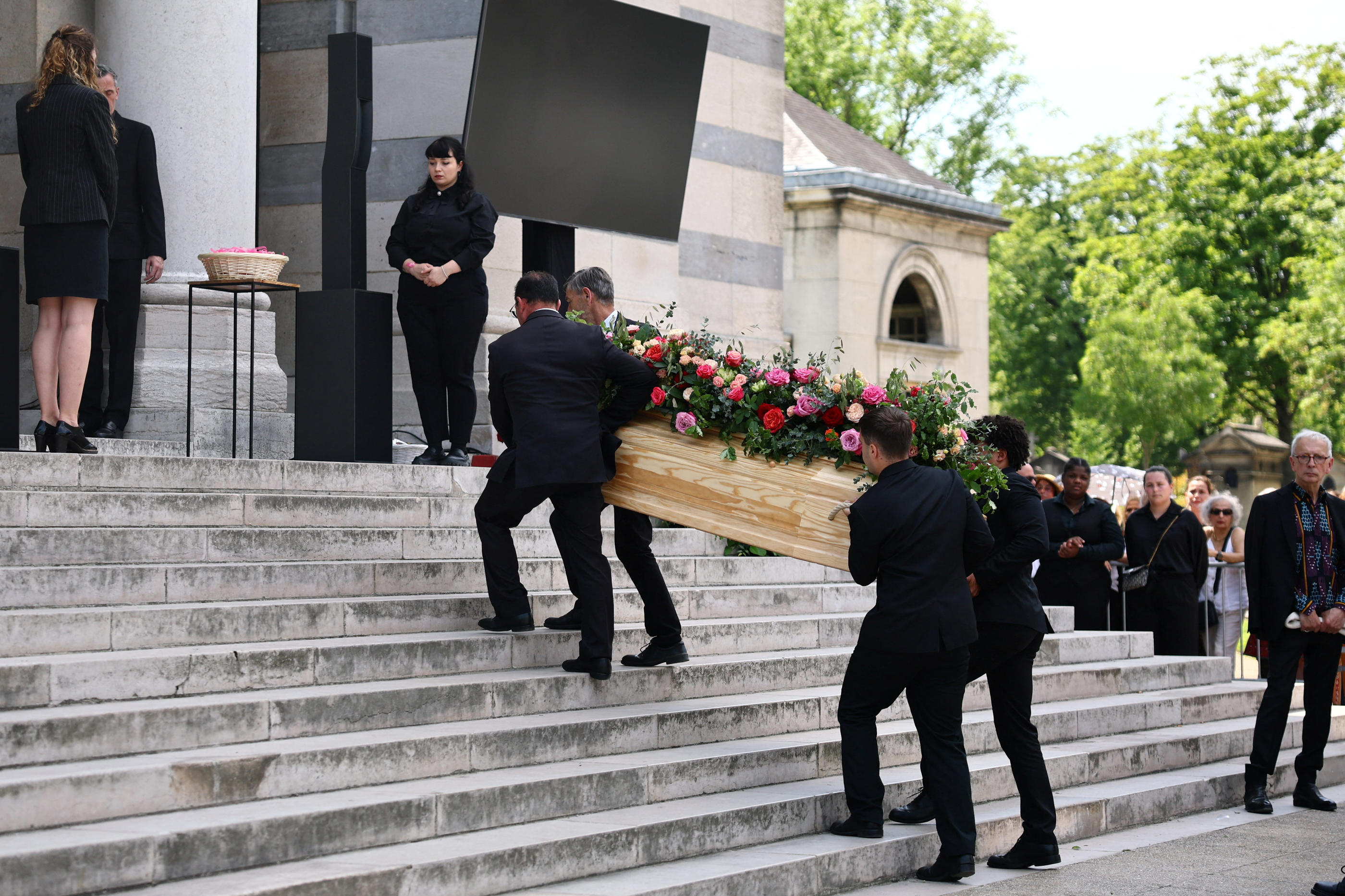 Mort de Marjane Satrapi : les images des obsèques de l'artiste  franco-iranienne au Père-Lachaise - Le Parisien
