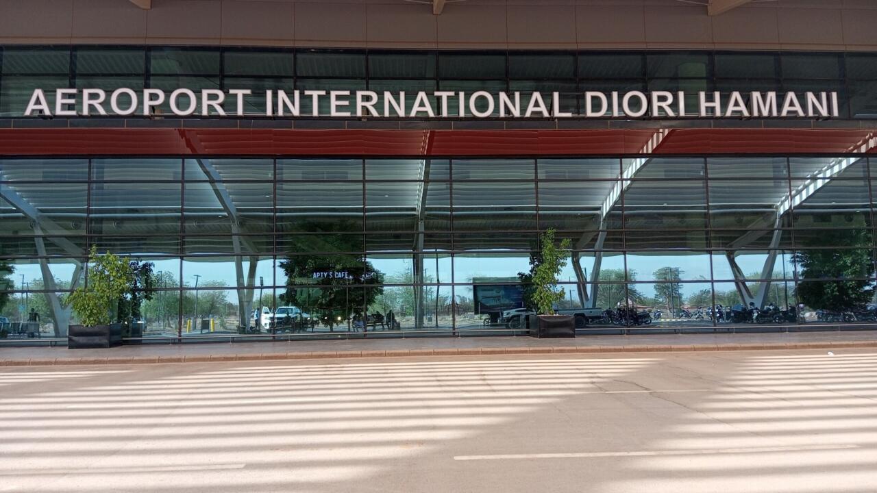 Niger: le Jnim revendique l'attaque de l'aéroport de Niamey qui a tué au  moins 11 soldats et deux civils - RFI
