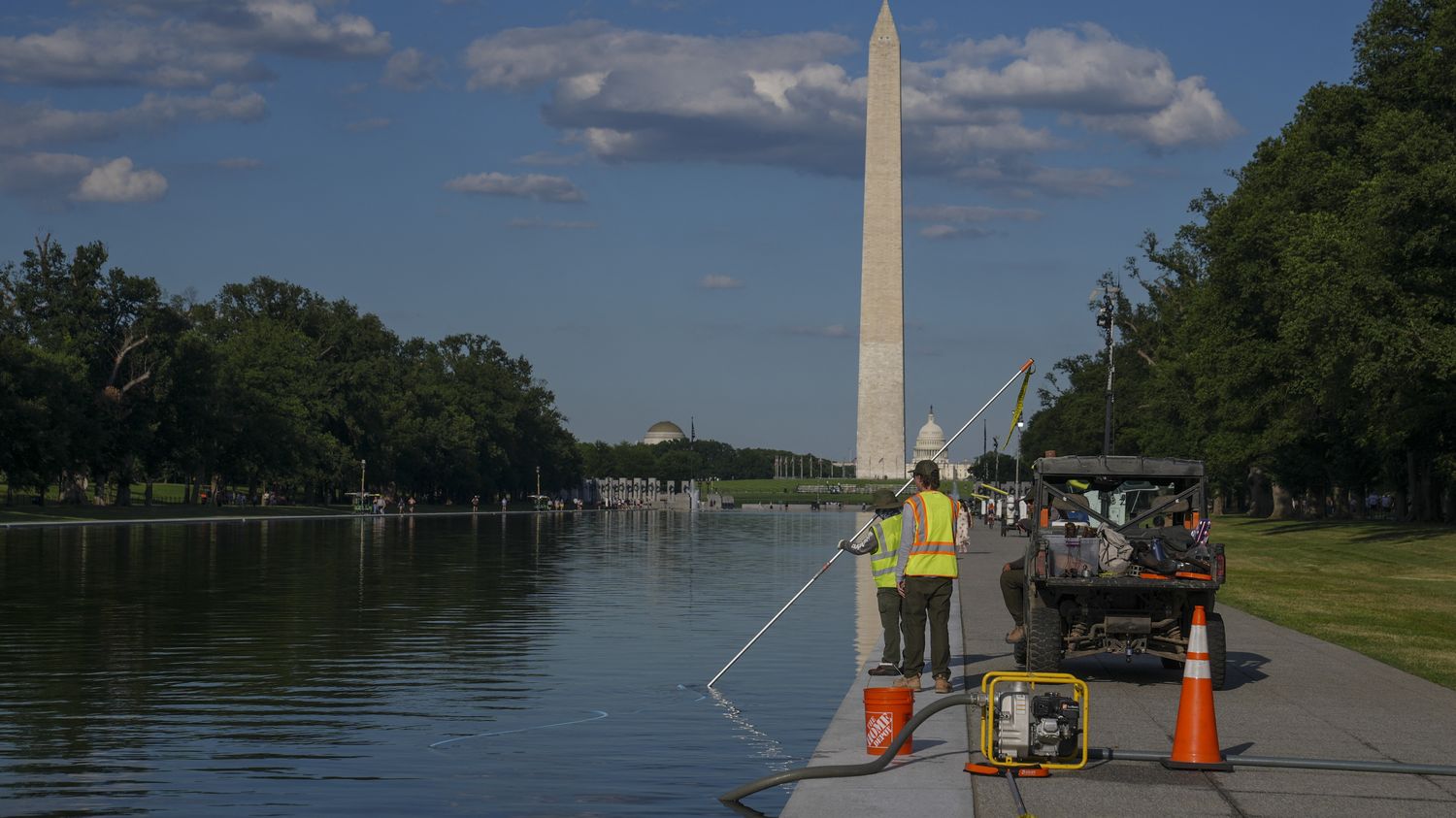 Le bassin d'eau du Lincoln Memorial à Washington envahi par des algues  verdâtres une semaine après sa rénovation voulue par Donald Trump –  franceinfo