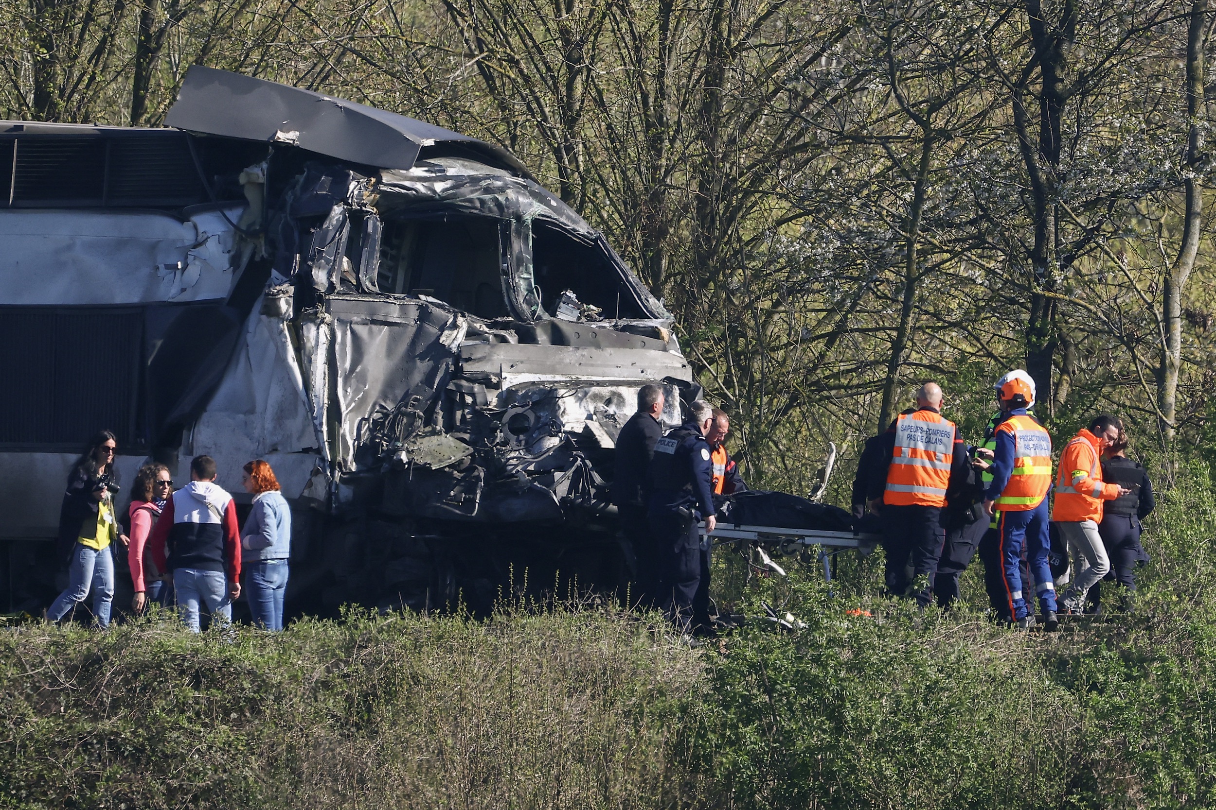 En direct - Pas-de-Calais : au moins un mort et deux blessés en urgence  absolue dans une collision entre un TGV et un poids lourd sur un passage à  niveau