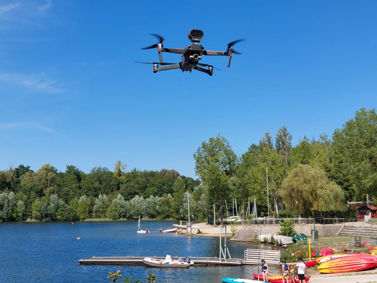 Des drones sillonnent le ciel en Île-de-France à la recherche des baigneurs  en zone non-autorisée, notamment pendant les fortes chaleurs – franceinfo