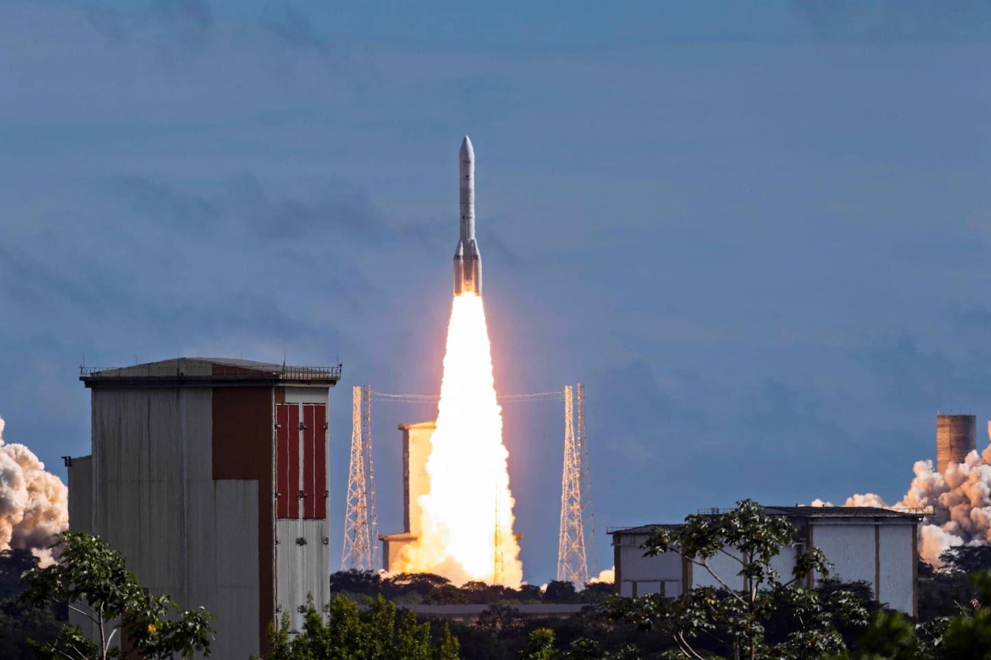 En Guyane, la fusée européenne Ariane 6 a décollé avec 36 satellites à  bord, un record – Libération