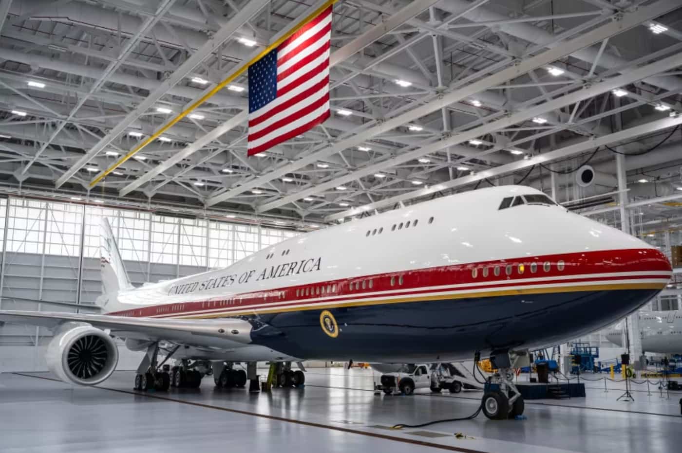 Maison-Blanche volante »: Trump dévoile le nouvel Air Force One donné par  le Qatar | JDM