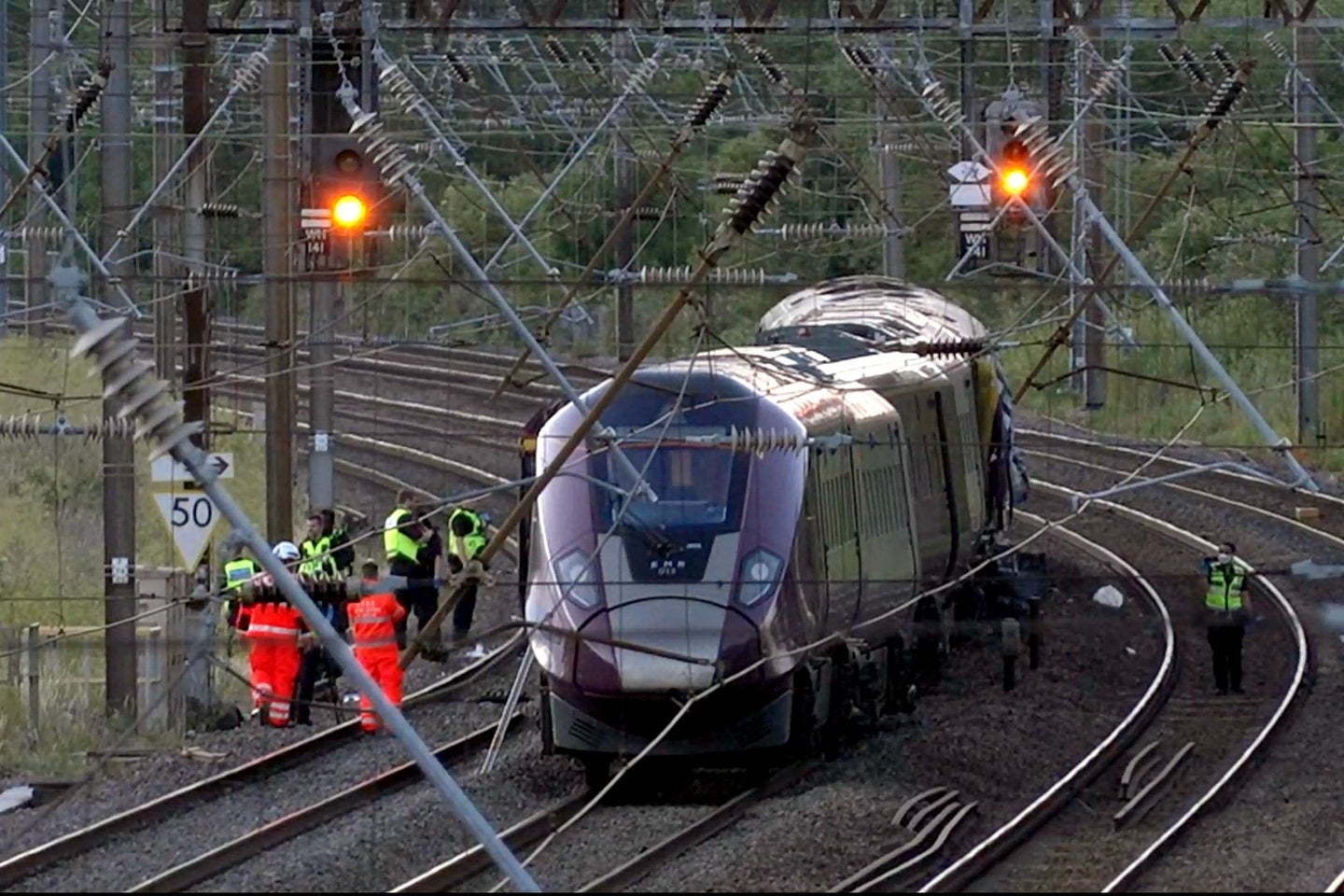 Un mort et des dizaines de blessés dans une collision de trains près de  Londres | Le Devoir