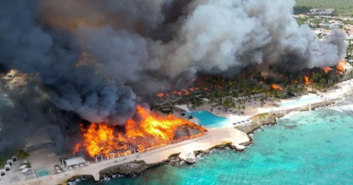 Incendie d'hôtel sur la côte en République dominicaine : 1 mort, près de 1  700 personnes évacuées.