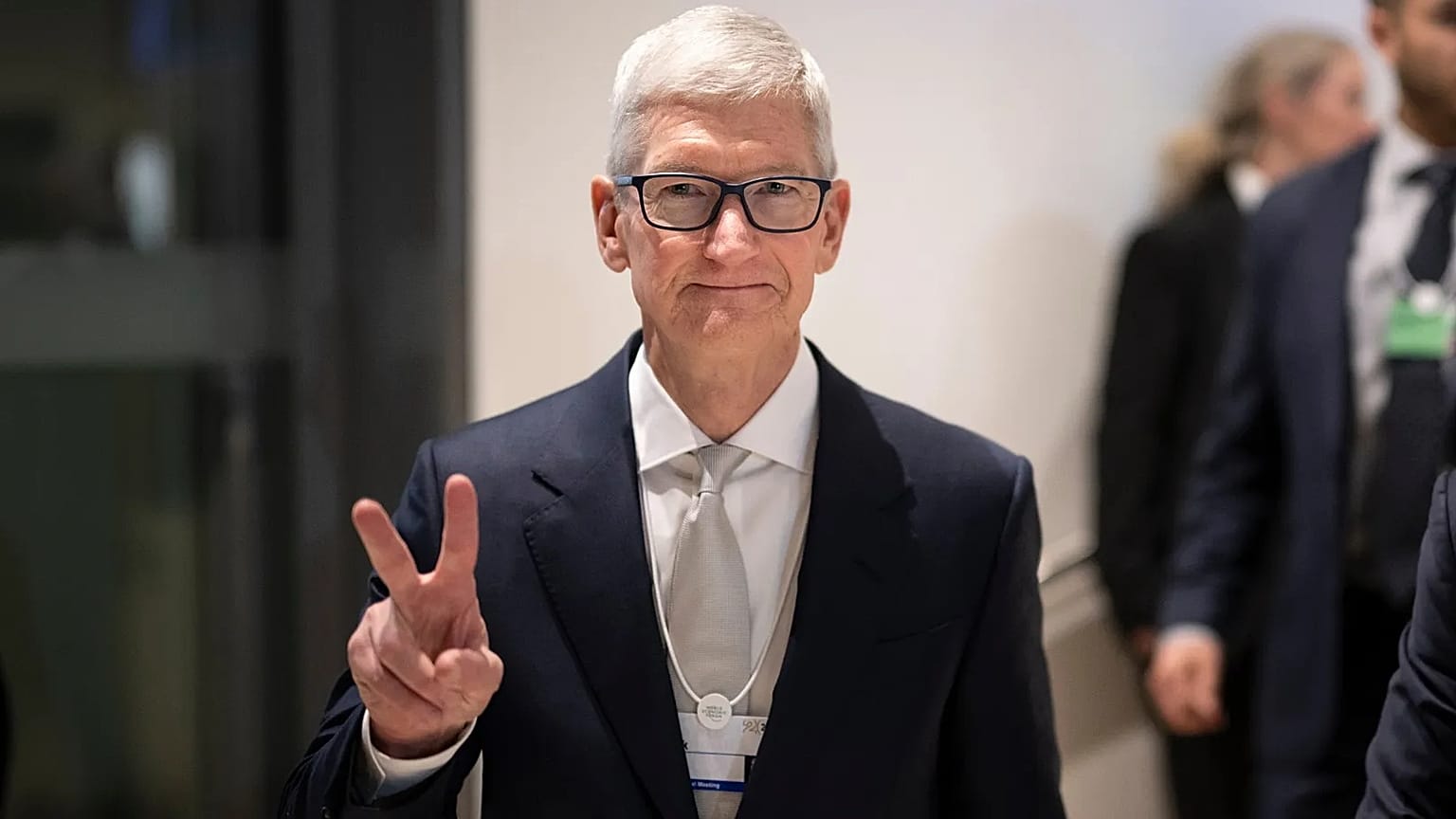 Apple: hausses de prix «inévitables», prévient le PDG face au coût des puces  d'IA | Euronews