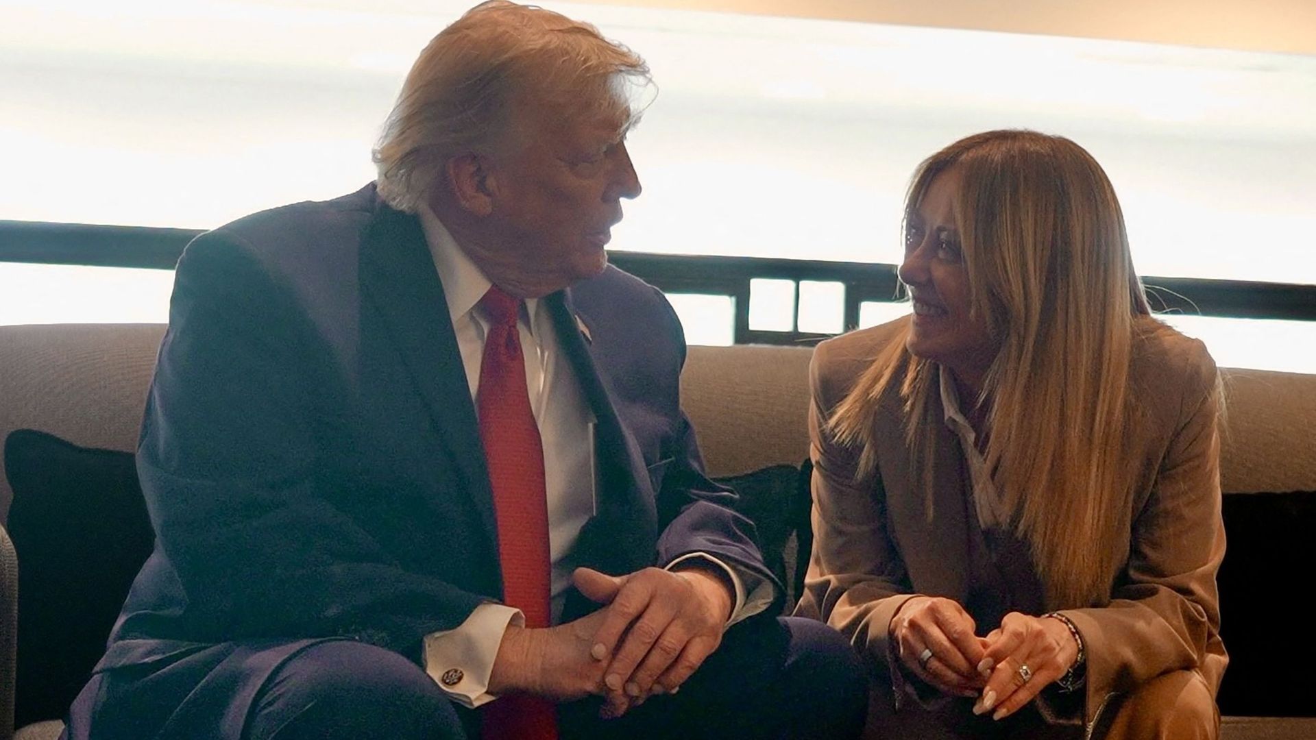 Trump affirme que Meloni l'a 'supplié' pour une photo au G7 : Rome réagit  et annule une visite officielle à Washington - RTBF Actus