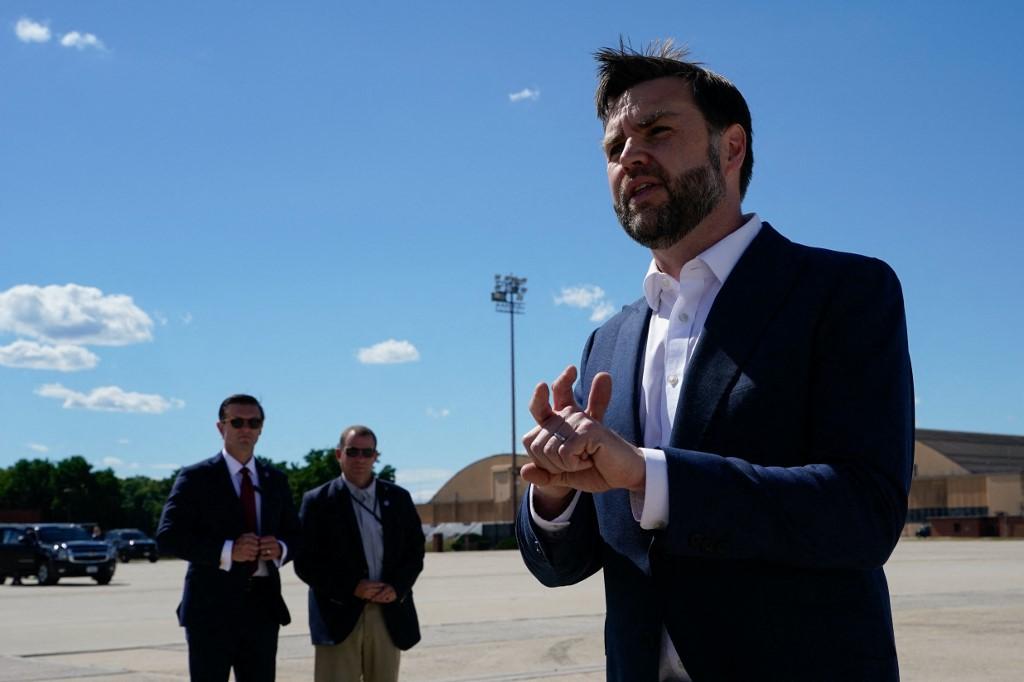 Le vice-président américain JD Vance est arrivé en Suisse pour des  discussions avec l'Iran | RTS