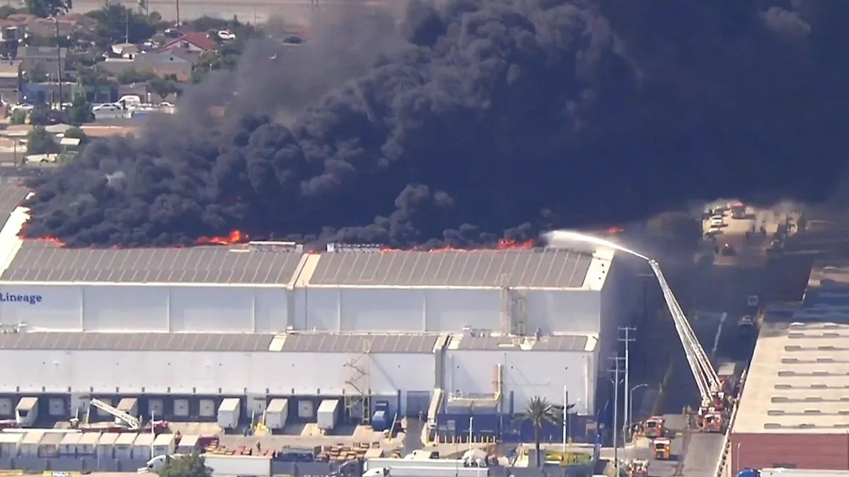 Un vaste incendie ravage le toit d'un entrepôt frigorifique à Los Angeles -  Yahoo Actualités France