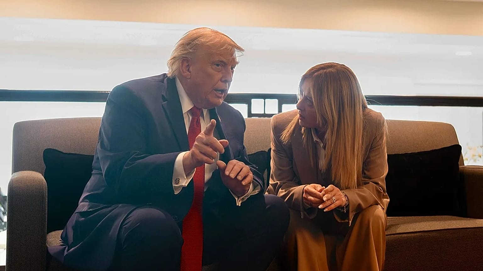 Trump sur Meloni : « Elle m'a supplié pour une photo, elle m'a fait peine  ». Meloni lui répond | Euronews