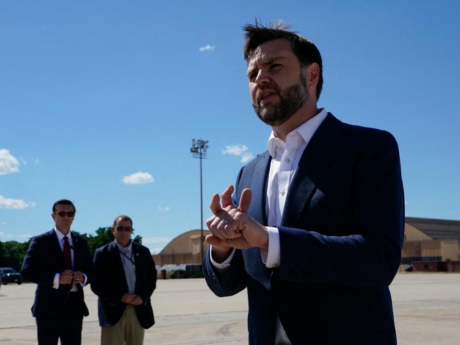 Le vice-président américain JD Vance est arrivé en Suisse pour des  discussions avec l'Iran | RTS