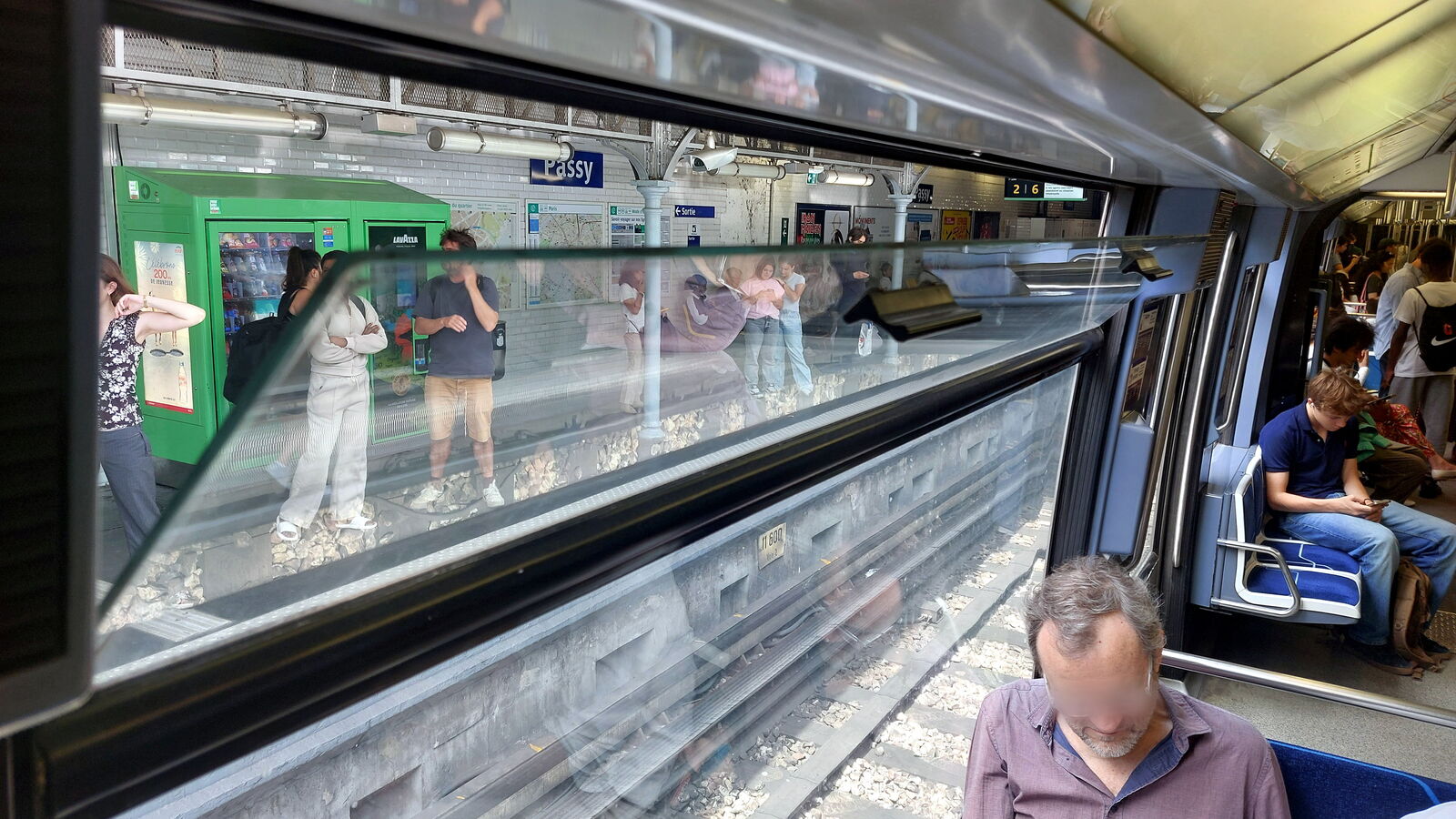 Canicule : pourquoi ouvrir les fenêtres dans les métros et les bus à Paris  est (souvent) une mauvaise idée - Le Parisien