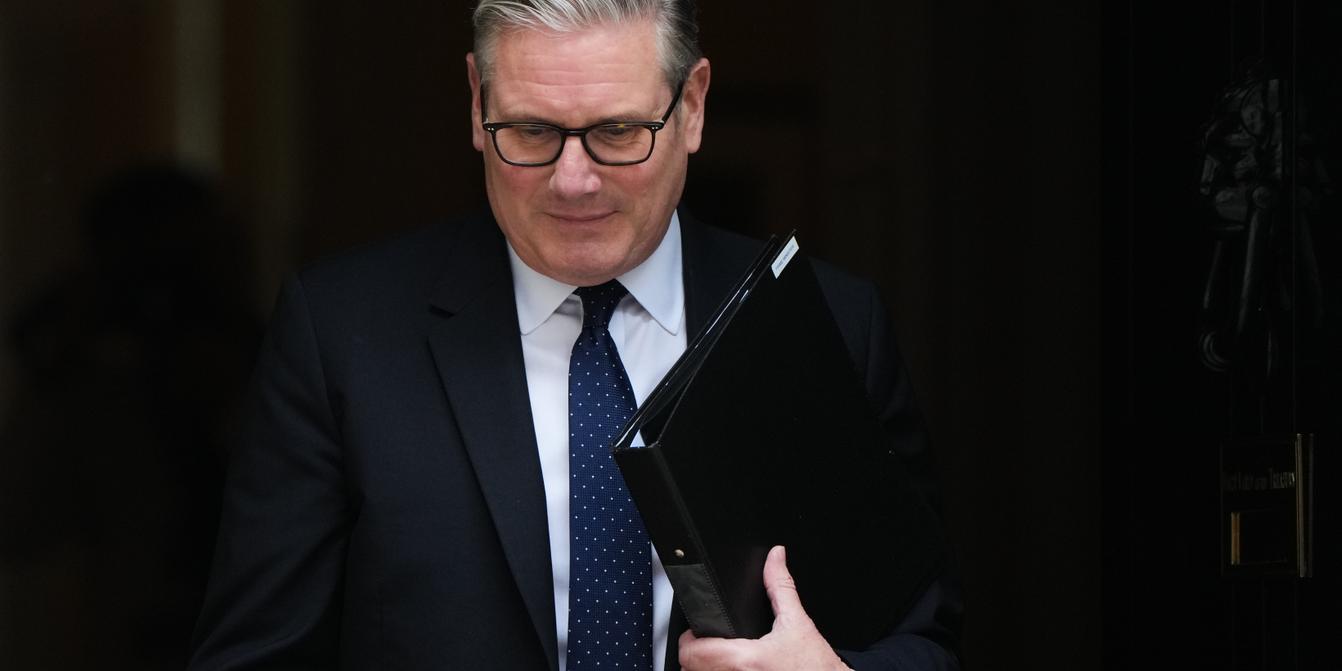 Keir Starmer dit à ses ministres vouloir « continuer à gouverner » au  Royaume-Uni, malgré la démission de deux secrétaires d'Etat pour le pousser  à quitter ses fonctions