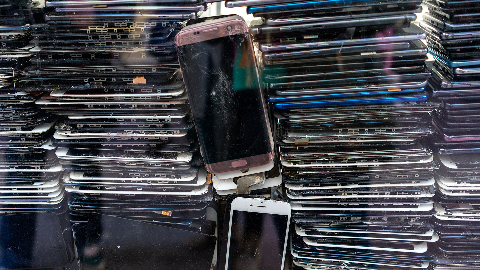 Researchers recycle old phones and cluster them into 'computing platforms'  that operate as a low-cost data center — says processors on modern  smartphones deliver higher single-core performance than comparable  multicore servers |